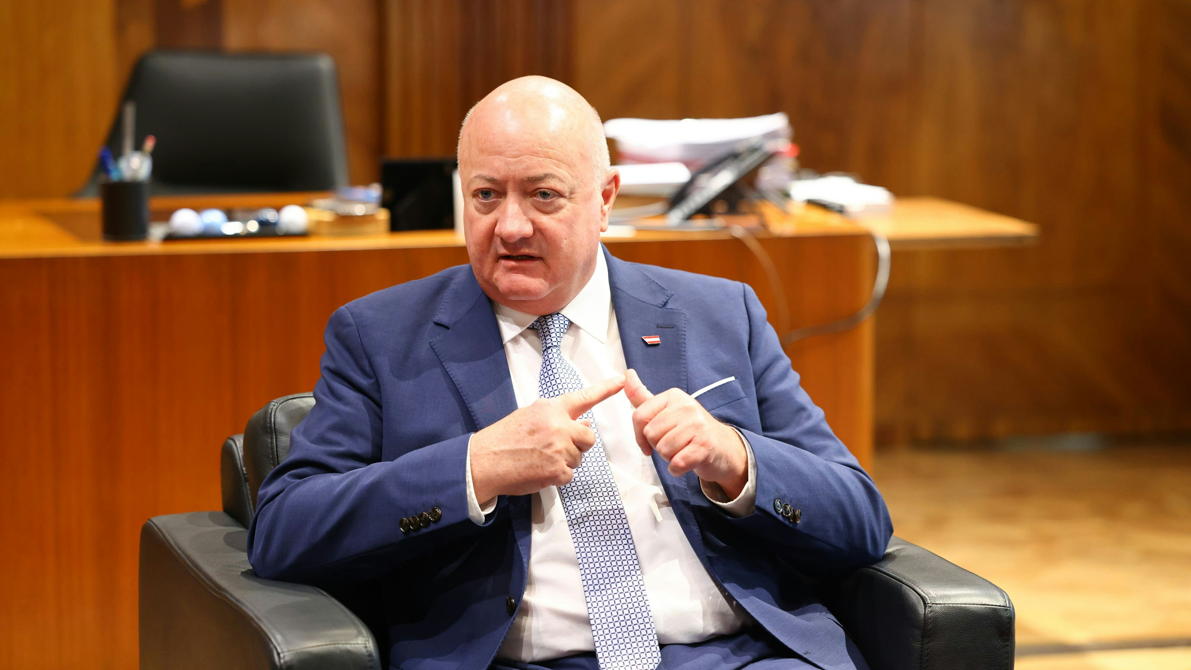 Stocker im "Heute"-Interview in seinem Büro im Bundeskanzleramt