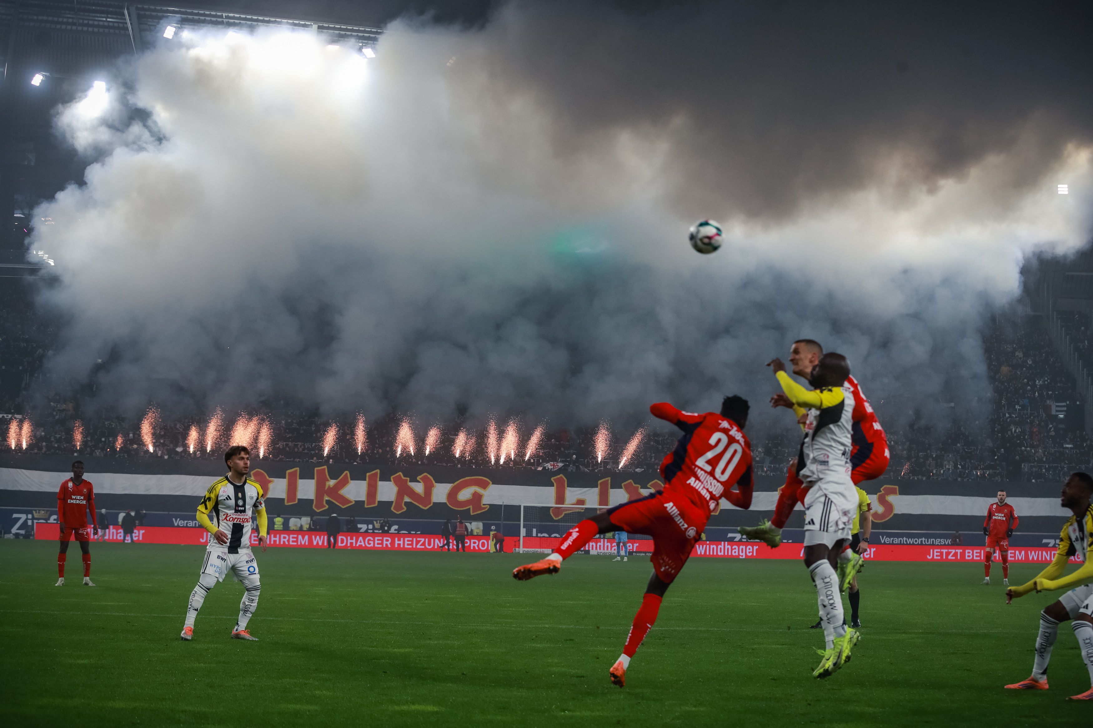 0:3-Pleite: Die Pyro-Shows von LASK- und Rapid-Fans sorgten für lange Unterbrechungen.