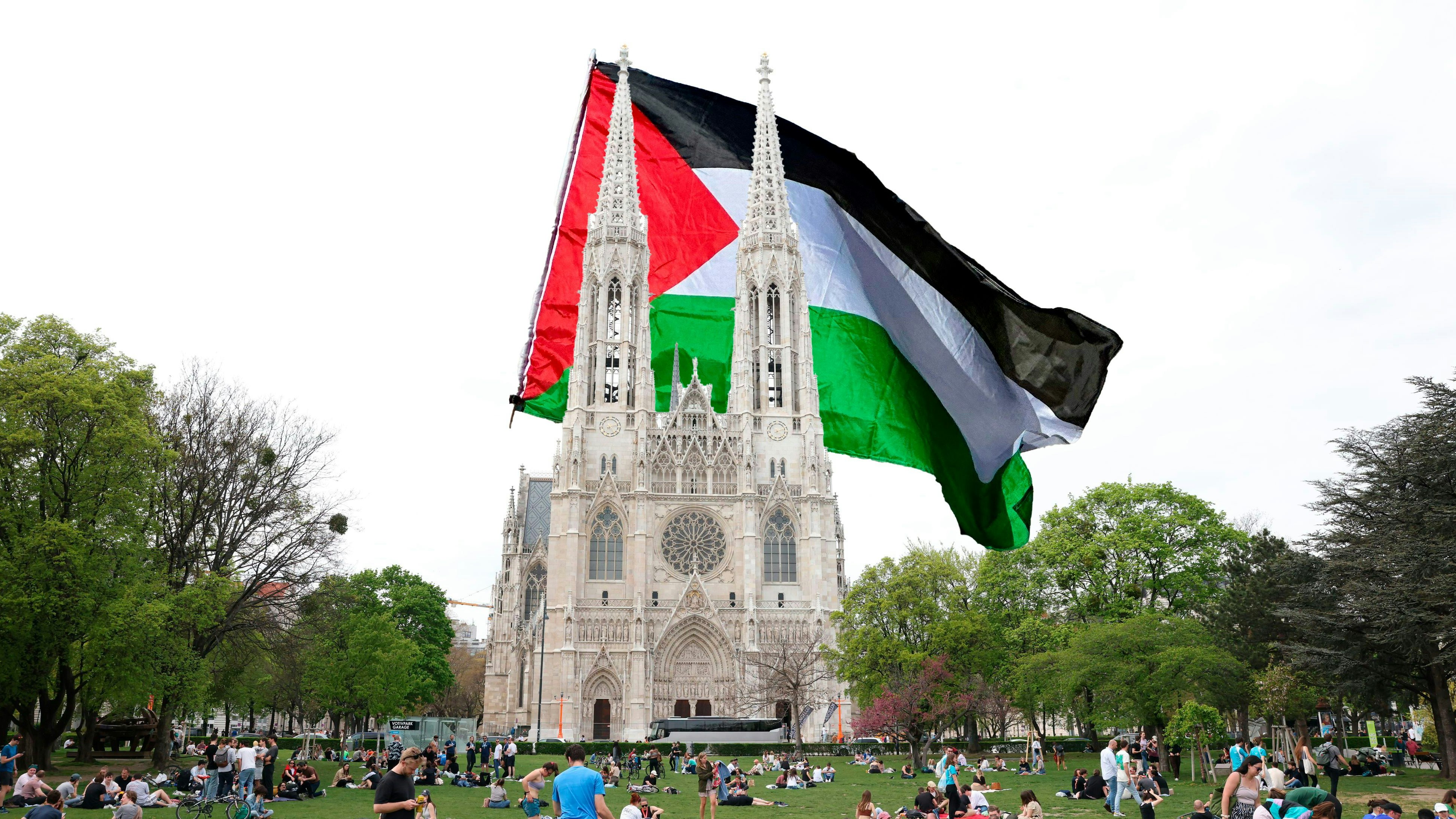 Heute.at - Demo-Chaoten hissen Palästina-Flaggen auf Votivkirche