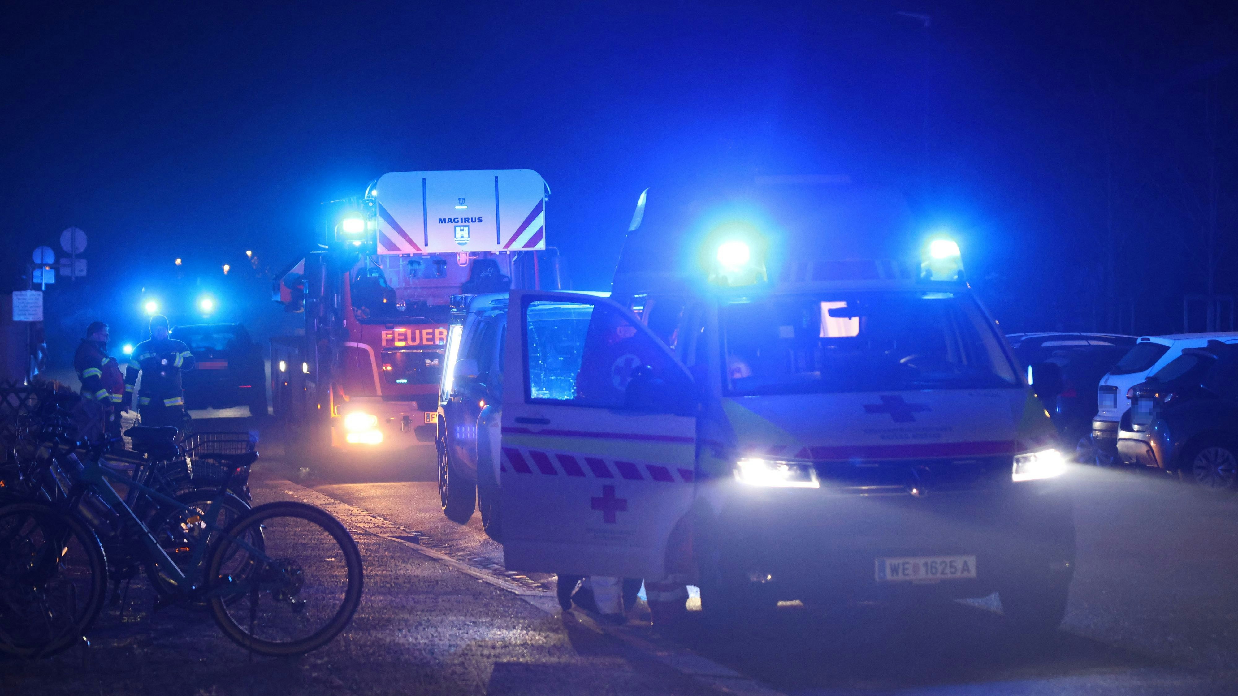 Heute.at - Feuerwehr rückt mitten in der Nacht zu Einsatz aus