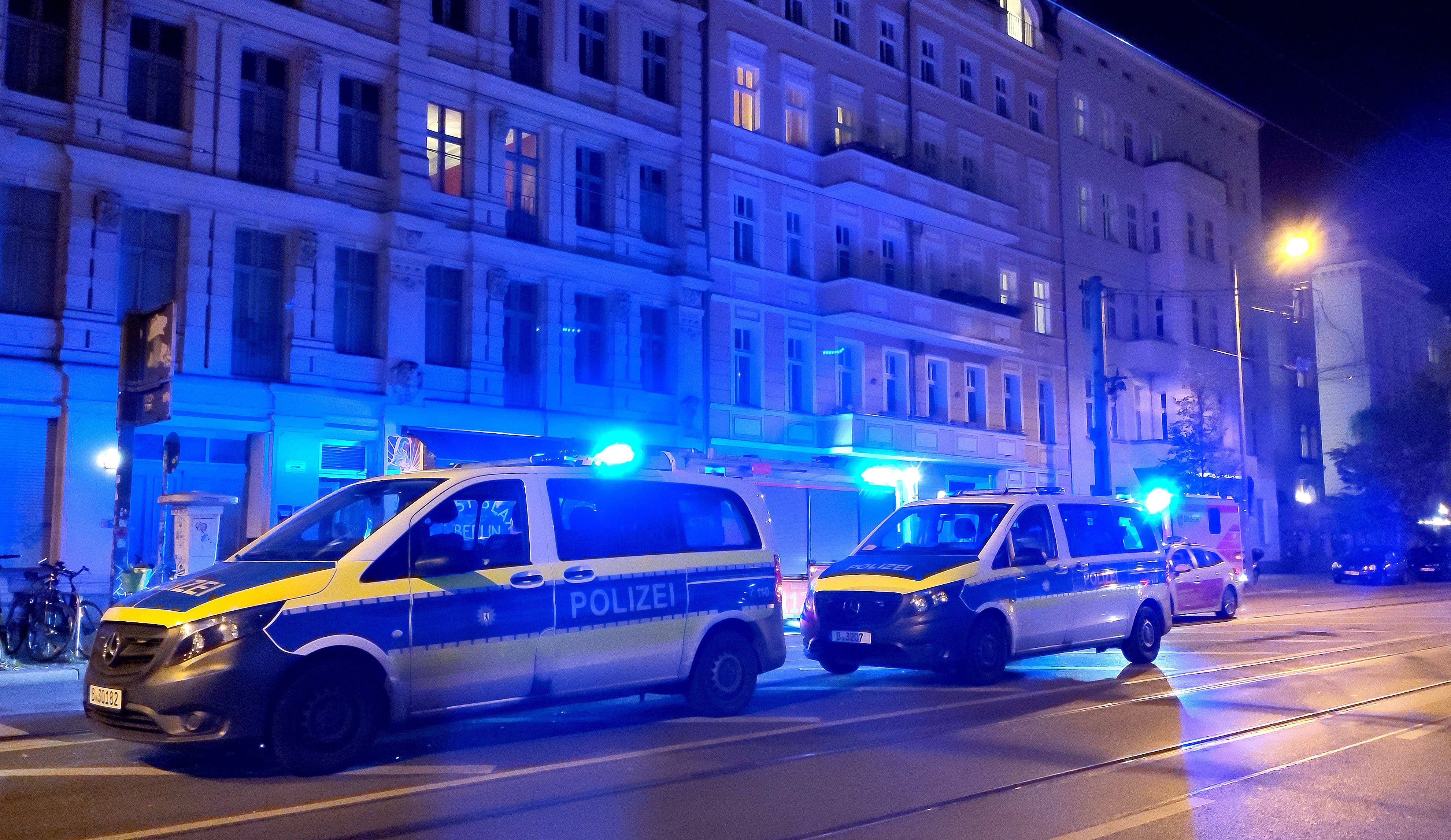 Vier Polizisten wurden bei dem Einsatz verletzt. Symbolbild.