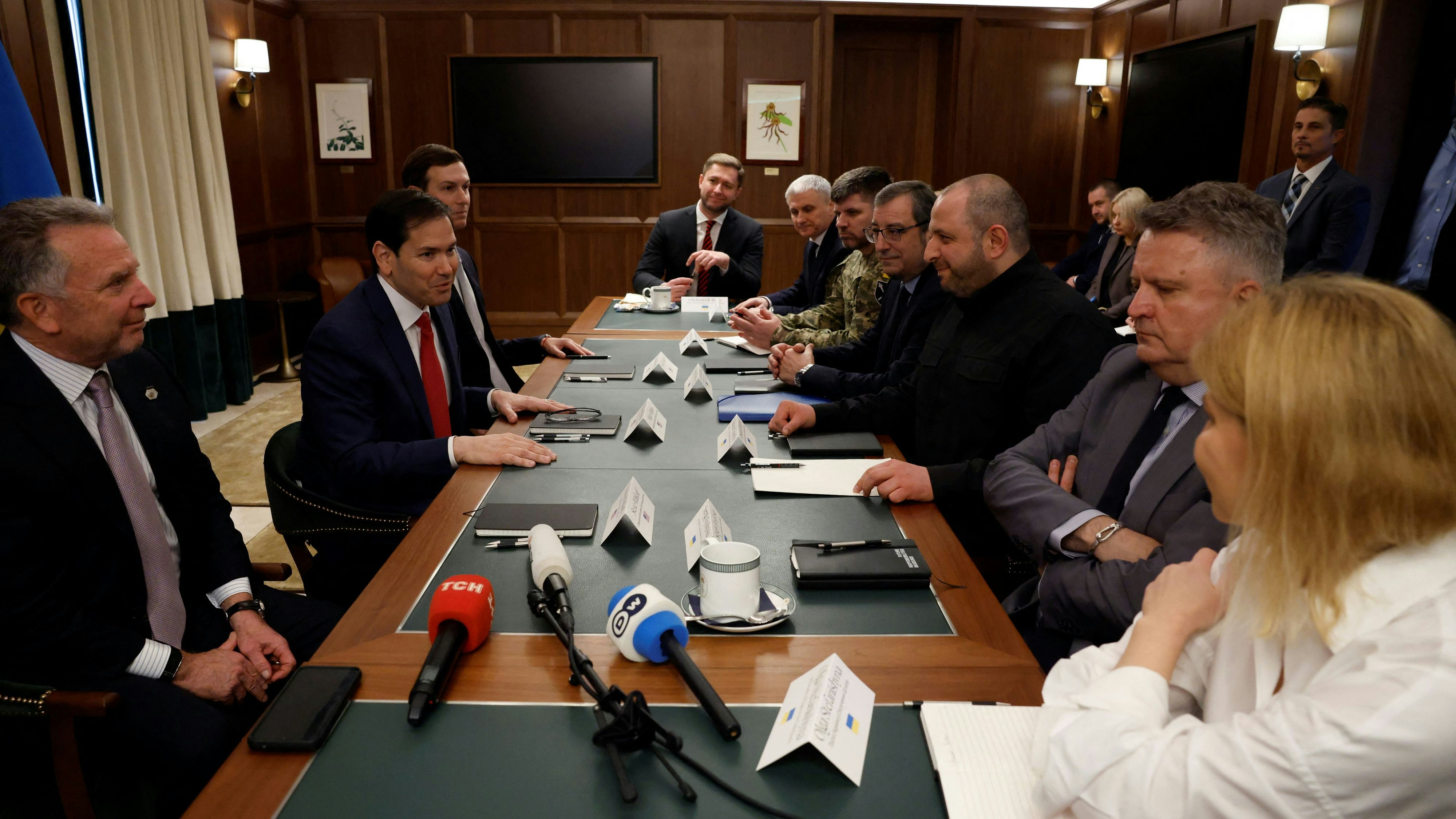 Rubio betonte zu Beginn des Treffens, dass es der US-Regierung "nicht nur um Friedensabkommen" gehe. Es gehe auch um einen "Weg nach vorn".