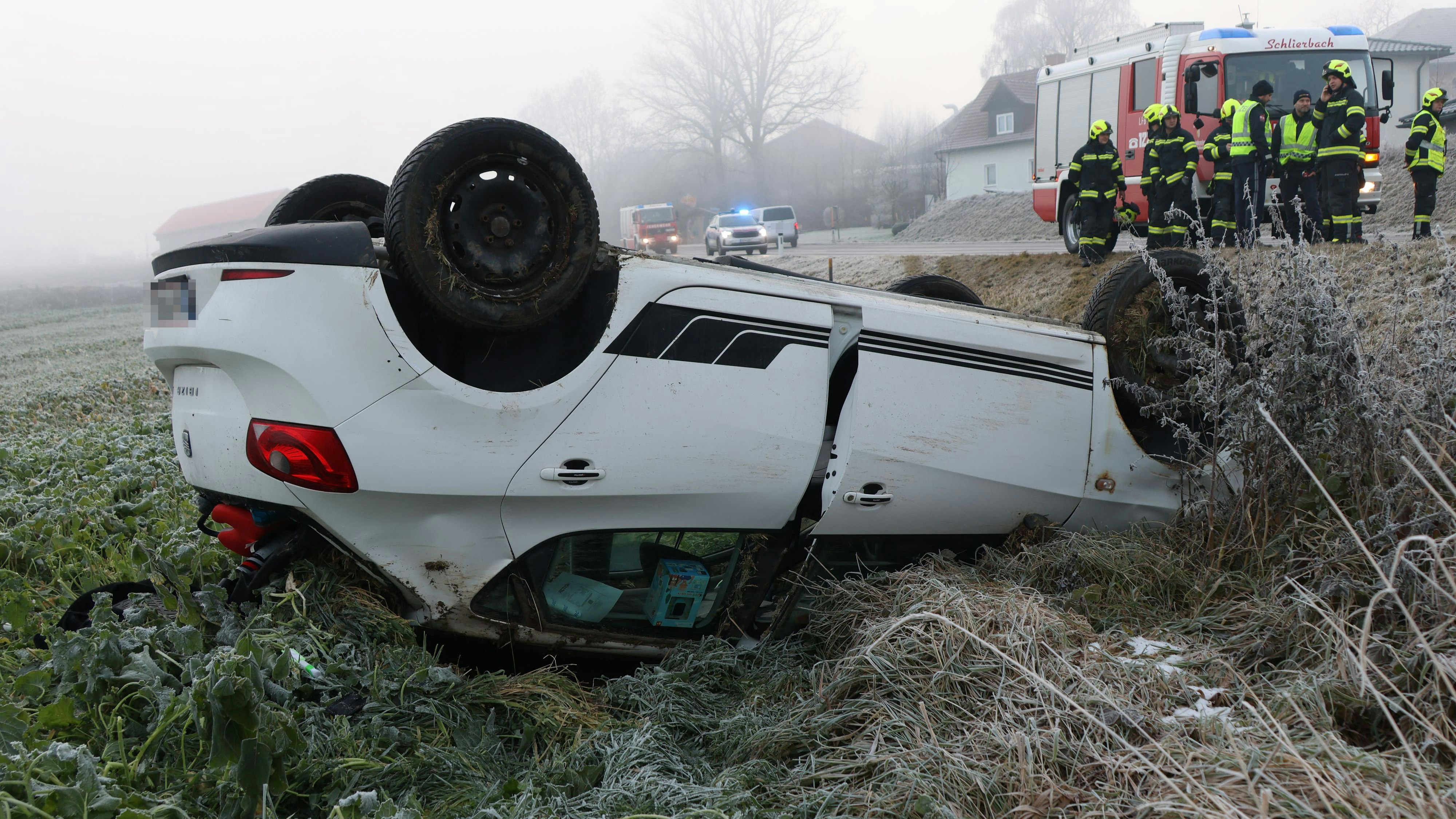 Heute.at - Seat-Fahrer überschlägt sich auf vereister Straße