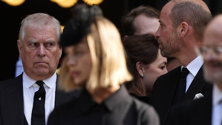 Der Historiker Andrew Lownie schrieb eine Bestseller-Biographie über Prinz Andrew. Nun packte er im TV aus. Andrew habe Mädchen 