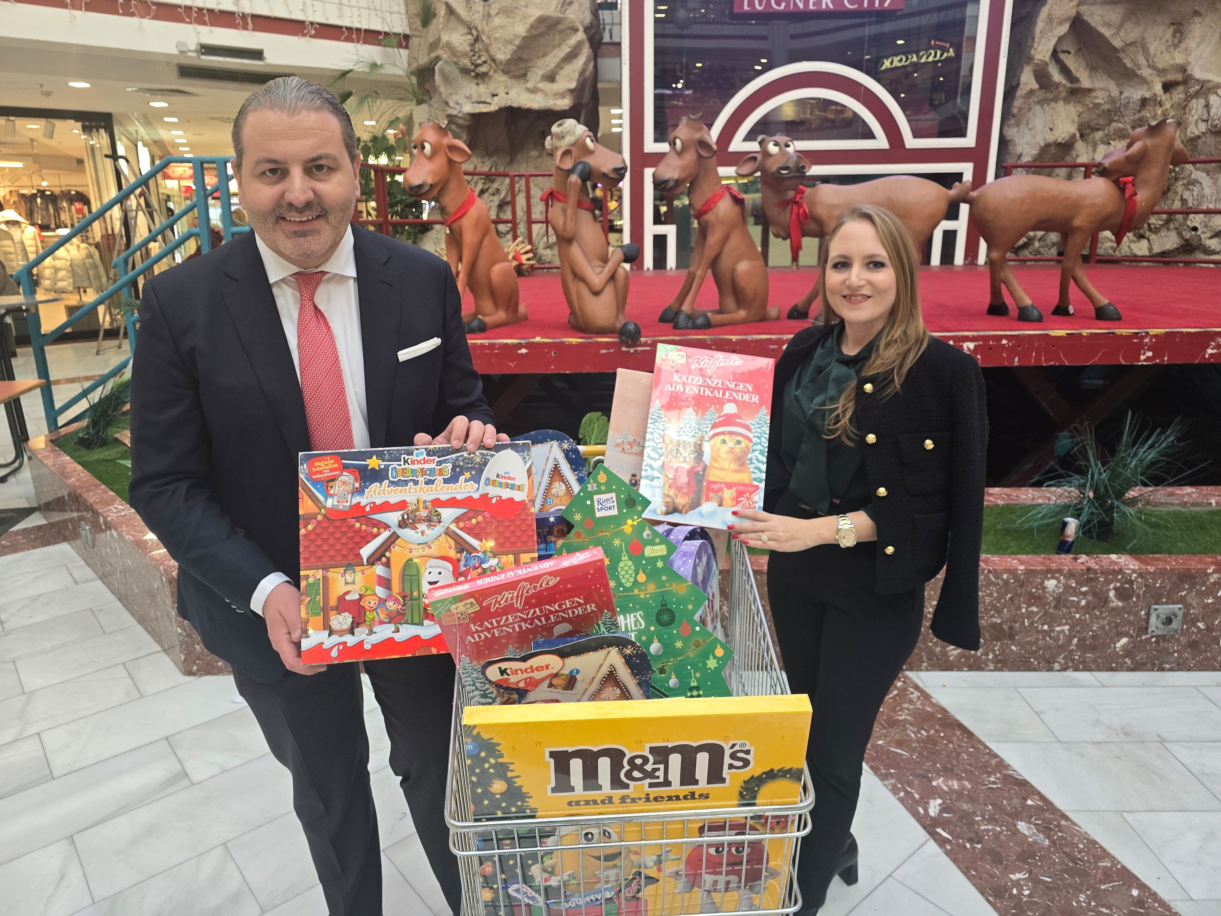 Jacqueline und Leo Lugner spendeten Adventkalender.