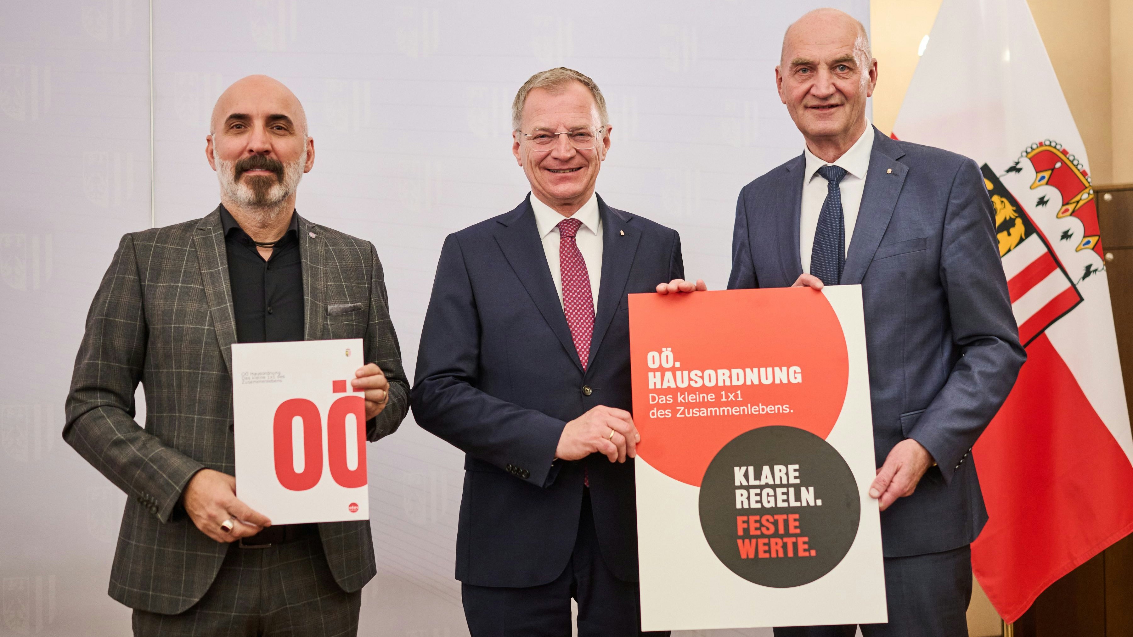 Integrationsexperte Kenan Güngör (l.), Landeshauptmann Thomas Stelzer (m.) und Integrationslandesrat Christian Dörfel (r.) bei der Präsentation der OÖ-Hausordnung.