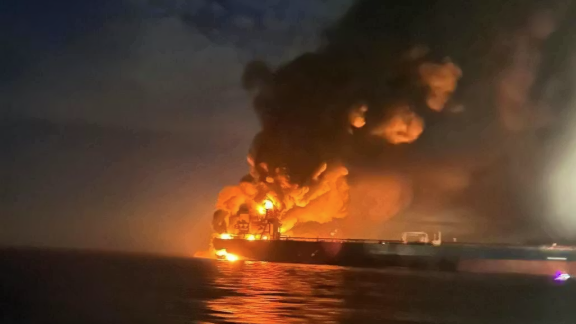 Heute.at - Teil von Putins Schattenflotte: Öltanker in Flammen