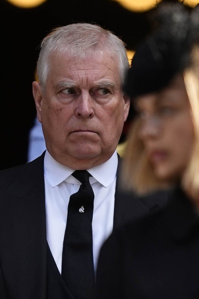 Der letzte öffentliche Auftritt: am 19. September 2025 nahm Andrew an der Trauerfeier für Katharine, Duchess of Kent, in London teil