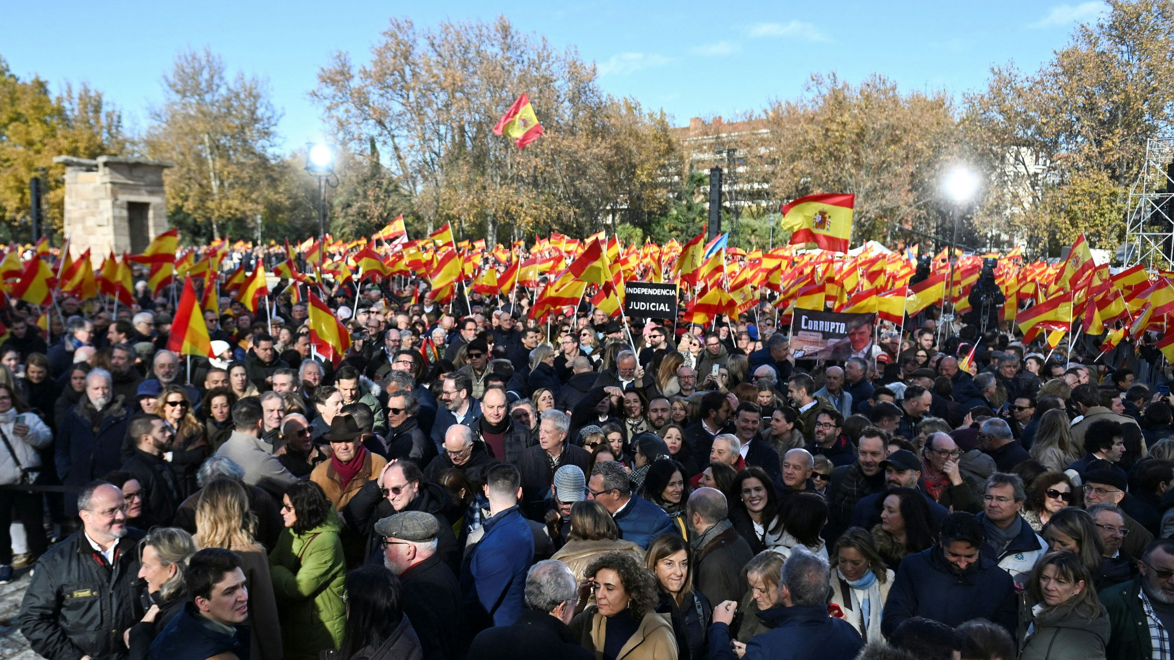 Heute.at - Zehntausende protestieren in Madrid gegen Sánchez