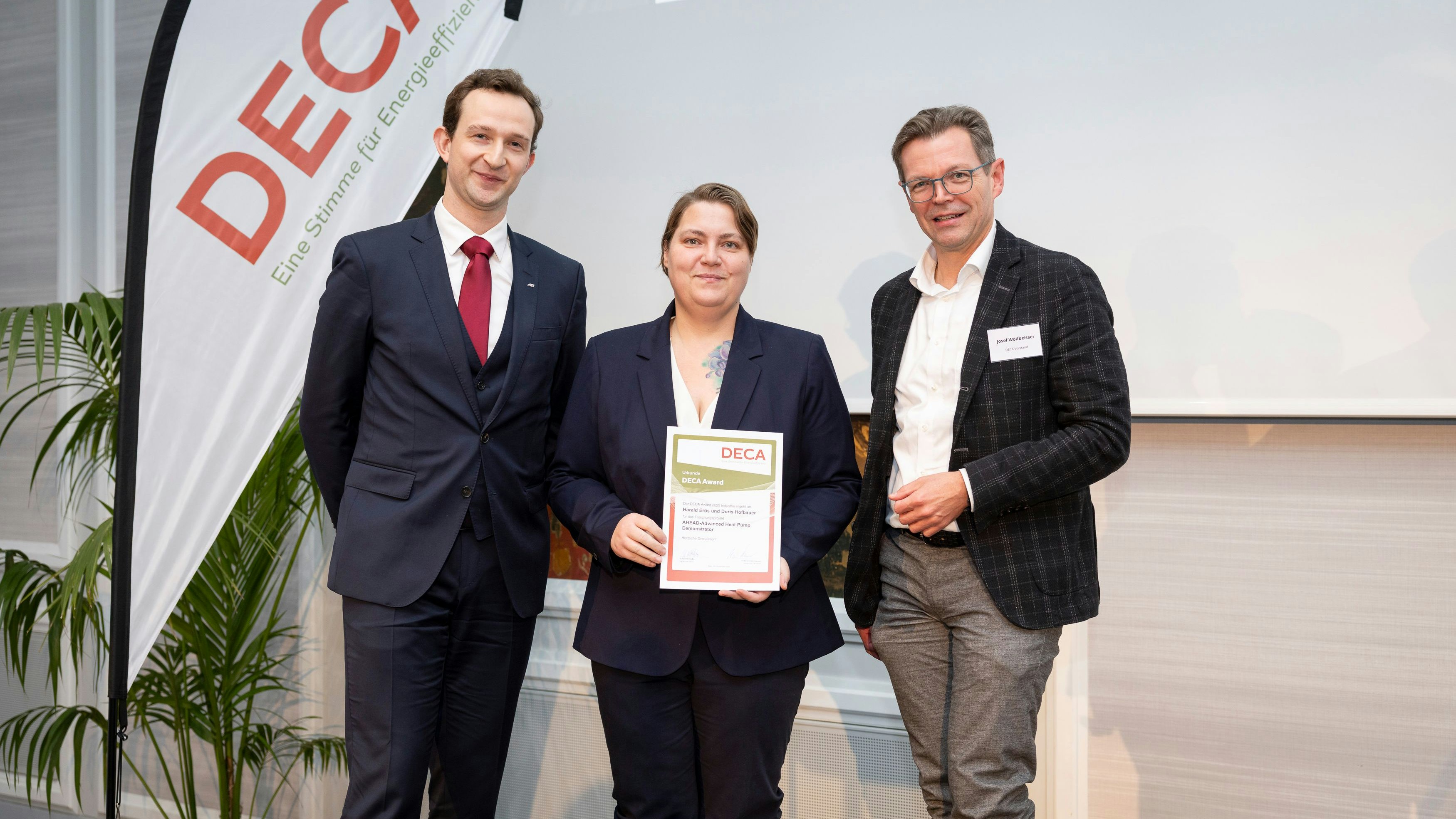 Doris Hofbauer (Takeda) und Johannes Riedl (AIT) nehmen den Preis für das Projektteam entgegen. Am Bild v.l.n.r. Johannes Riedl (AIT), Doris Hofbauer (Takeda) und Josef Wolfbeißer (Obmann der DECA).