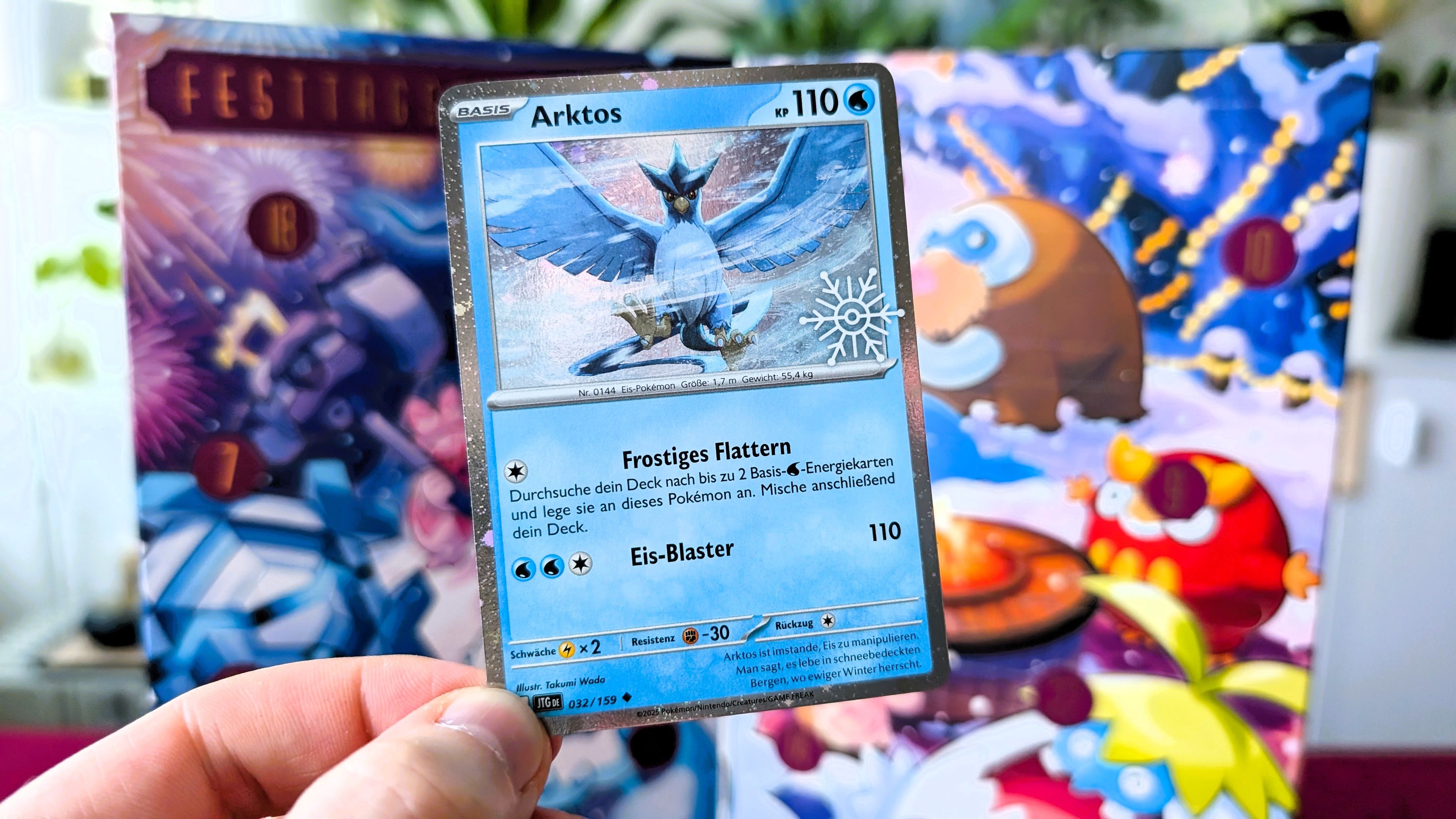 Zu den größten Attraktionen zählen acht holografische Karten, die alle mit einem speziellen festlichen Stempel versehen sind.