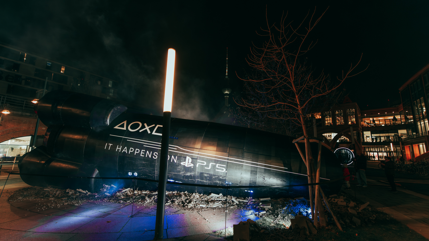 Am Ravelinplatz können Fans eine Sonder-Installation eines abgestürzten Raumschiffs bestaunen.