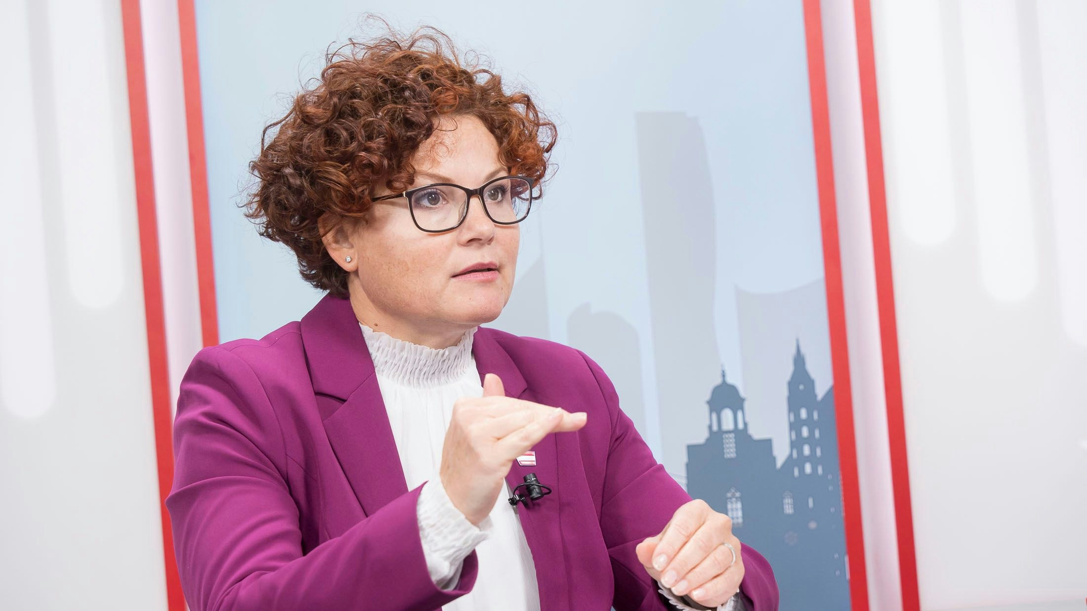 Staatssekretärin Zehetner erklärte auch, das sich nun bei den Stromrechnungen ändern soll.