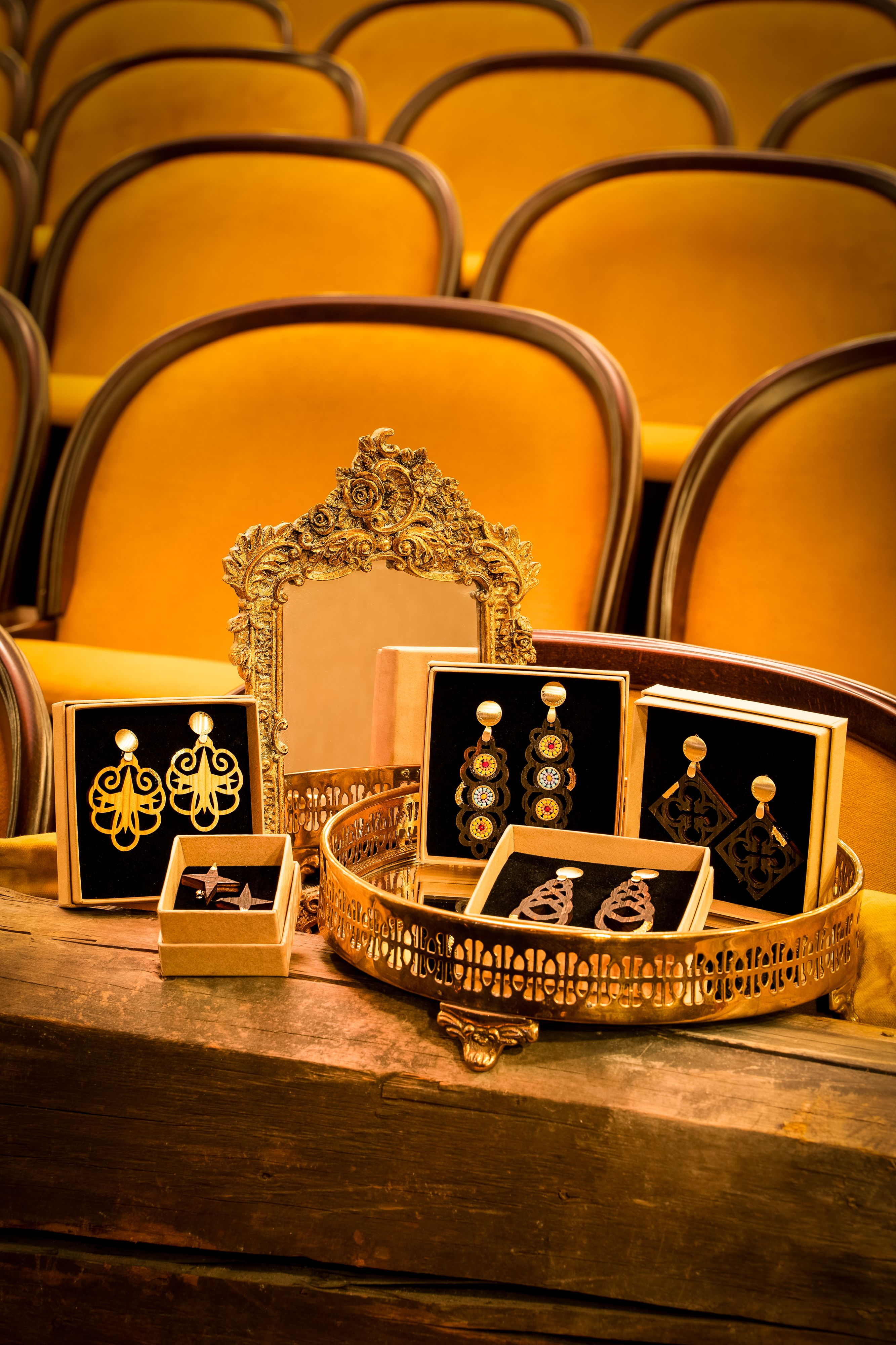 Aus dem alten Holz des historischen Dachstuhls entstand eine exklusive Ohrring-Kollektion.