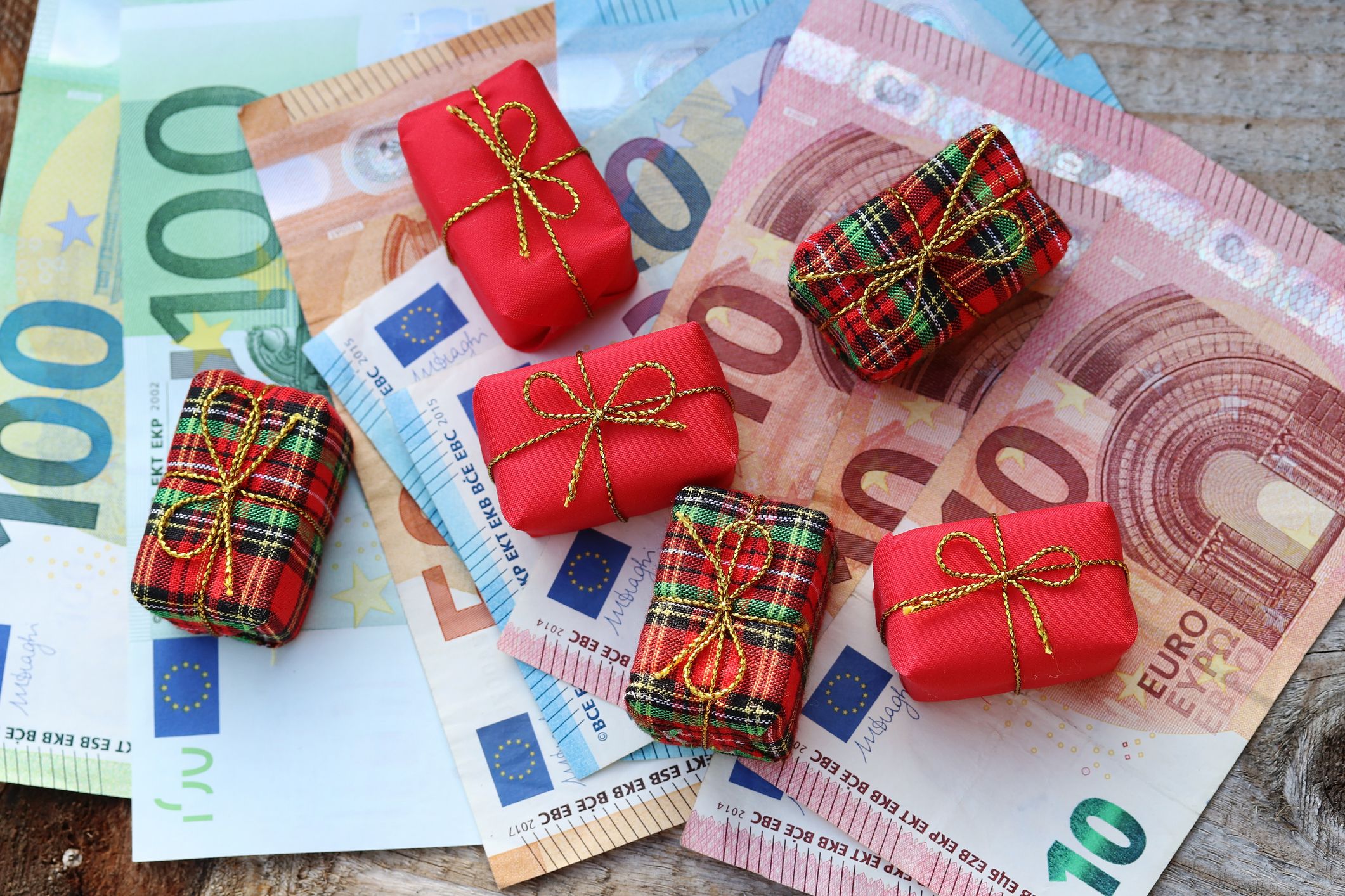 Eine Umfrage zeigt – Österreicher geben fast 4000 Euro für Weihnachtsgeschenke aus.