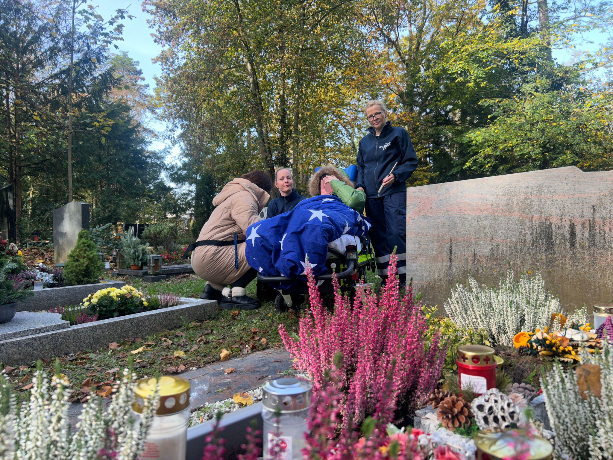 Am Grab seiner geliebten Mama vergoss Reinhard viele Tränen. Seine Nichte und der Verein 