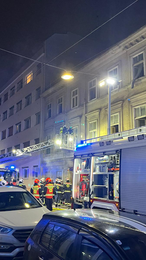 Brand in Ottakring: Großaufgebot der Feuerwehr nach Wohnhausbrand mit Todesopfer, Verdacht auf Brandstiftung – Ermittlungen laufen.