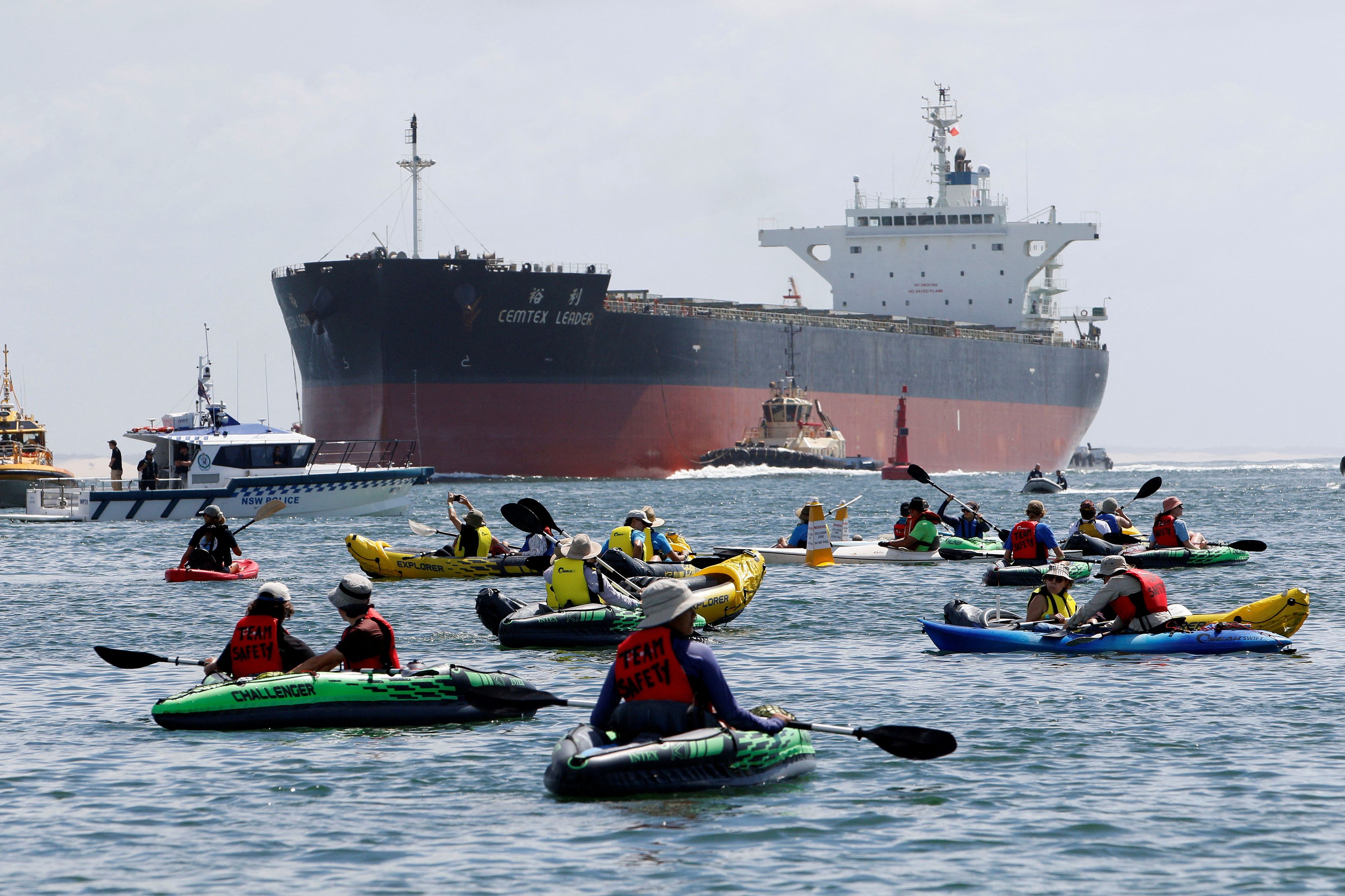 Heute.at - Kajak gegen Frachter – Klimaaktivisten blockieren Hafen