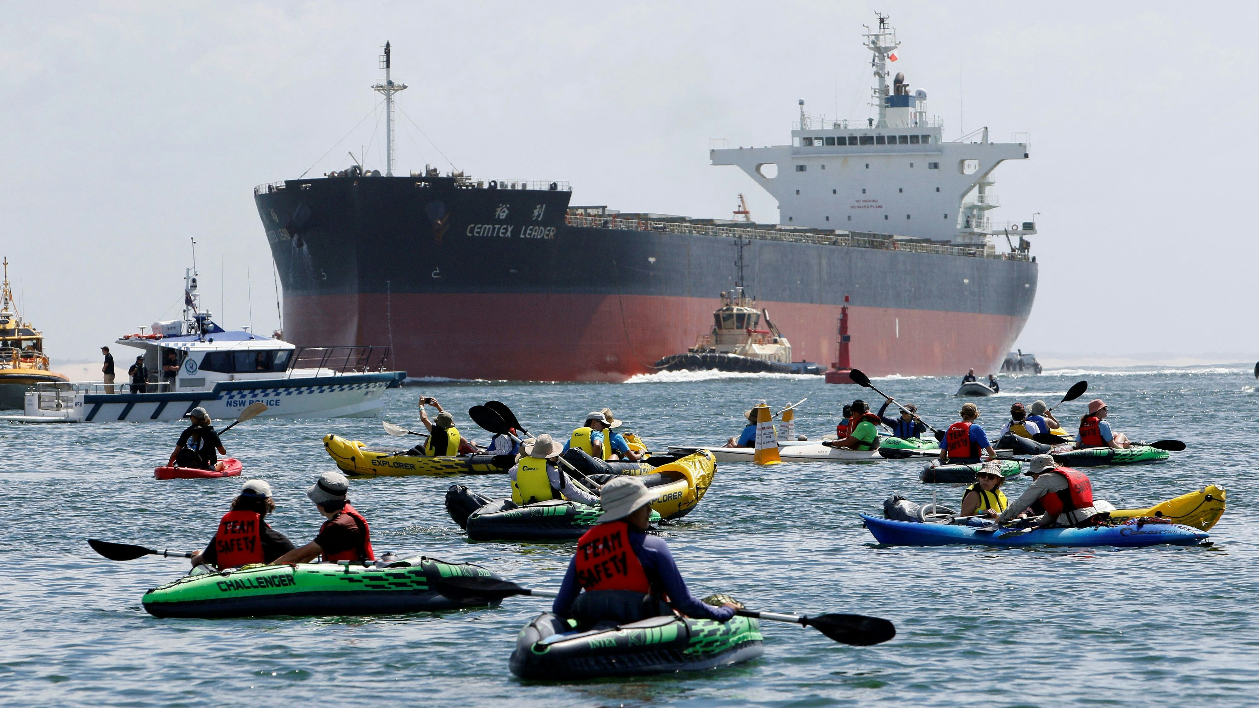 Heute.at - Kajak gegen Frachter – Klimaaktivisten blockieren Hafen