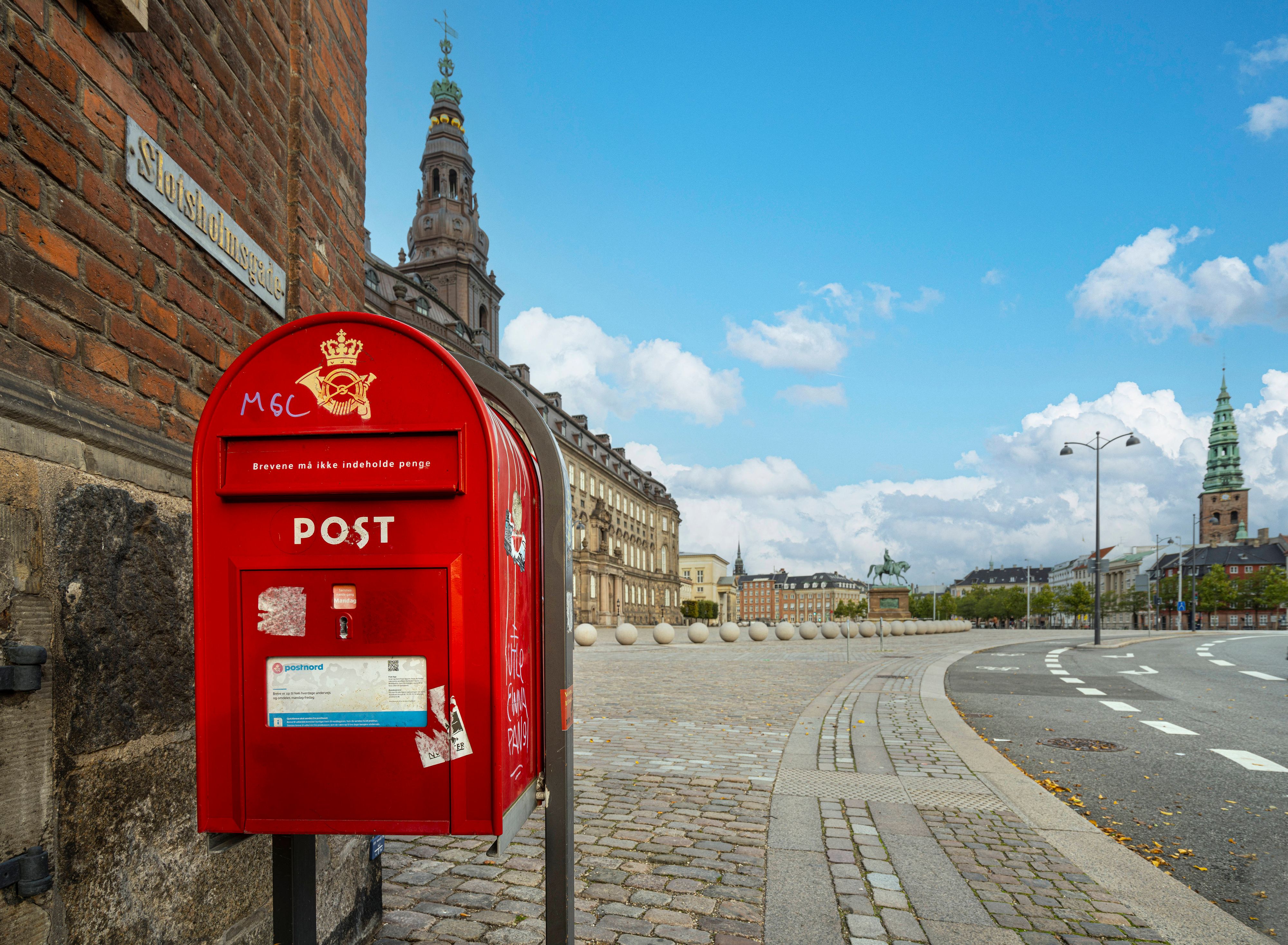 Bereits seit Juni werden die ikonischen roten Briefkästen bereits abmontiert – bis Jahresende sollen alle 1.500 verschwunden sein