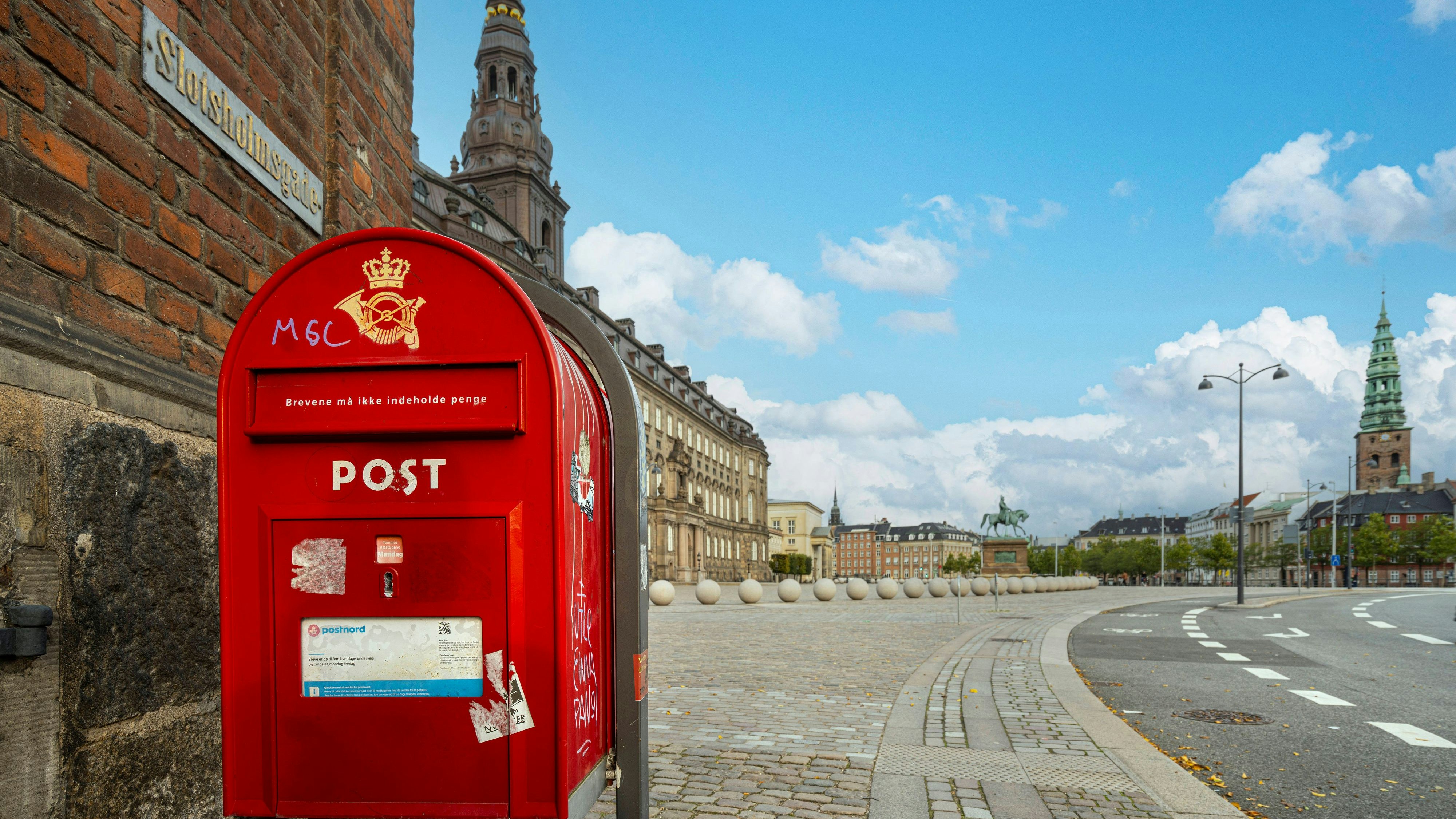 Danish post box in Copenhagen, Denmark Copenhagen, Denmark. October 2022. the red postbox in a square in the city center Copyright: xZoonar.com/sergioxdellexvedovex 19185438