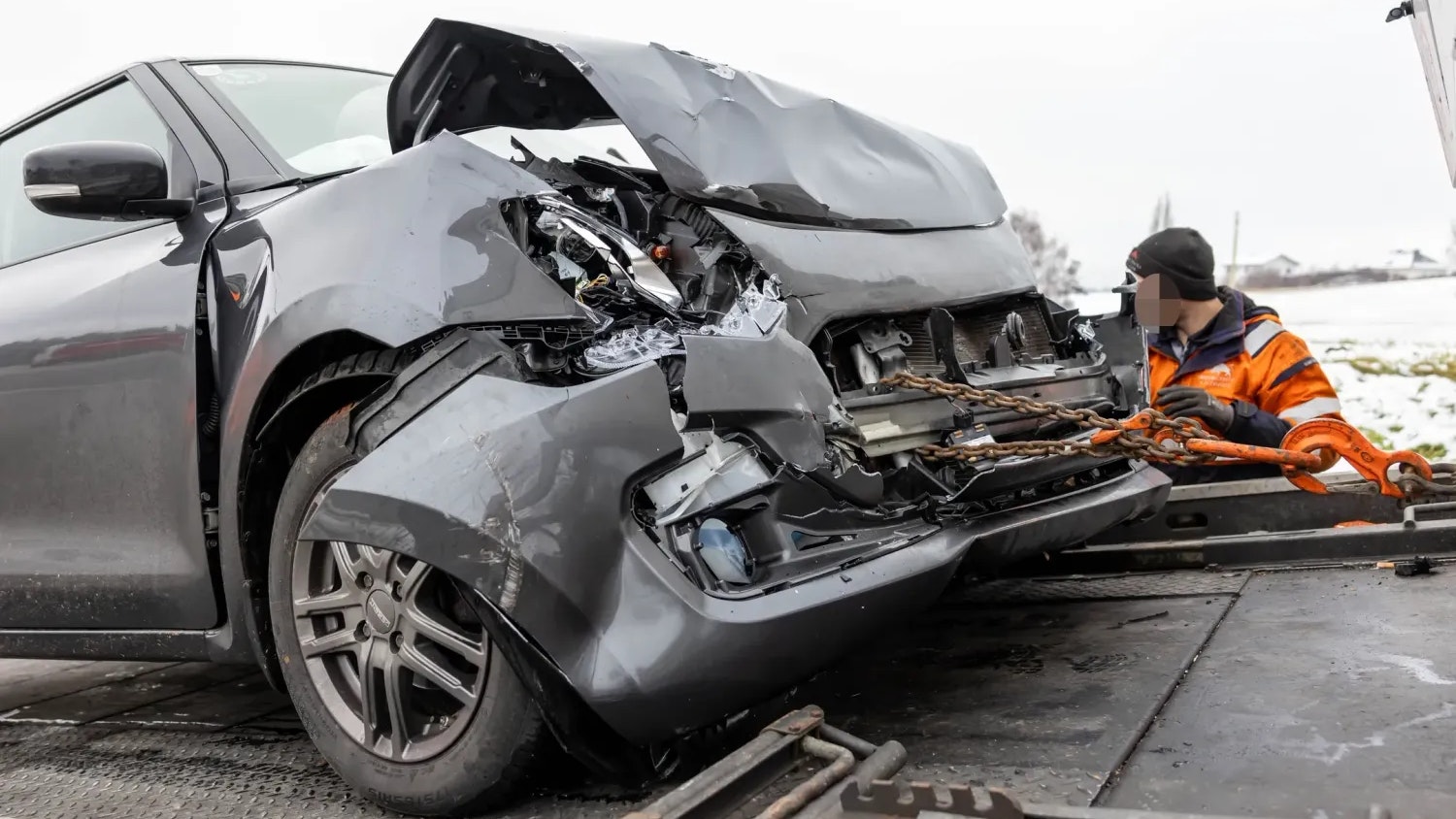 Das beteiligte Auto erlitt einen schweren Schaden an der Front.