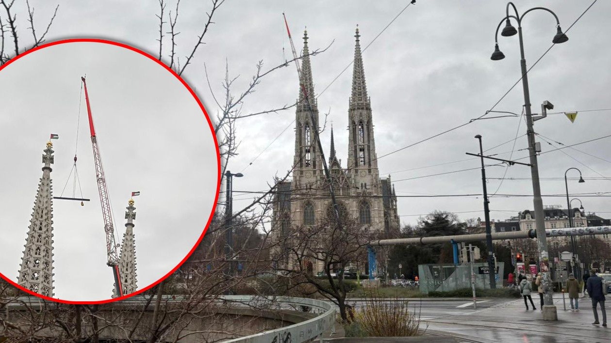 Heute.at - Palästina-Fahnen auf Votivkirche – Kran holt sie runter
