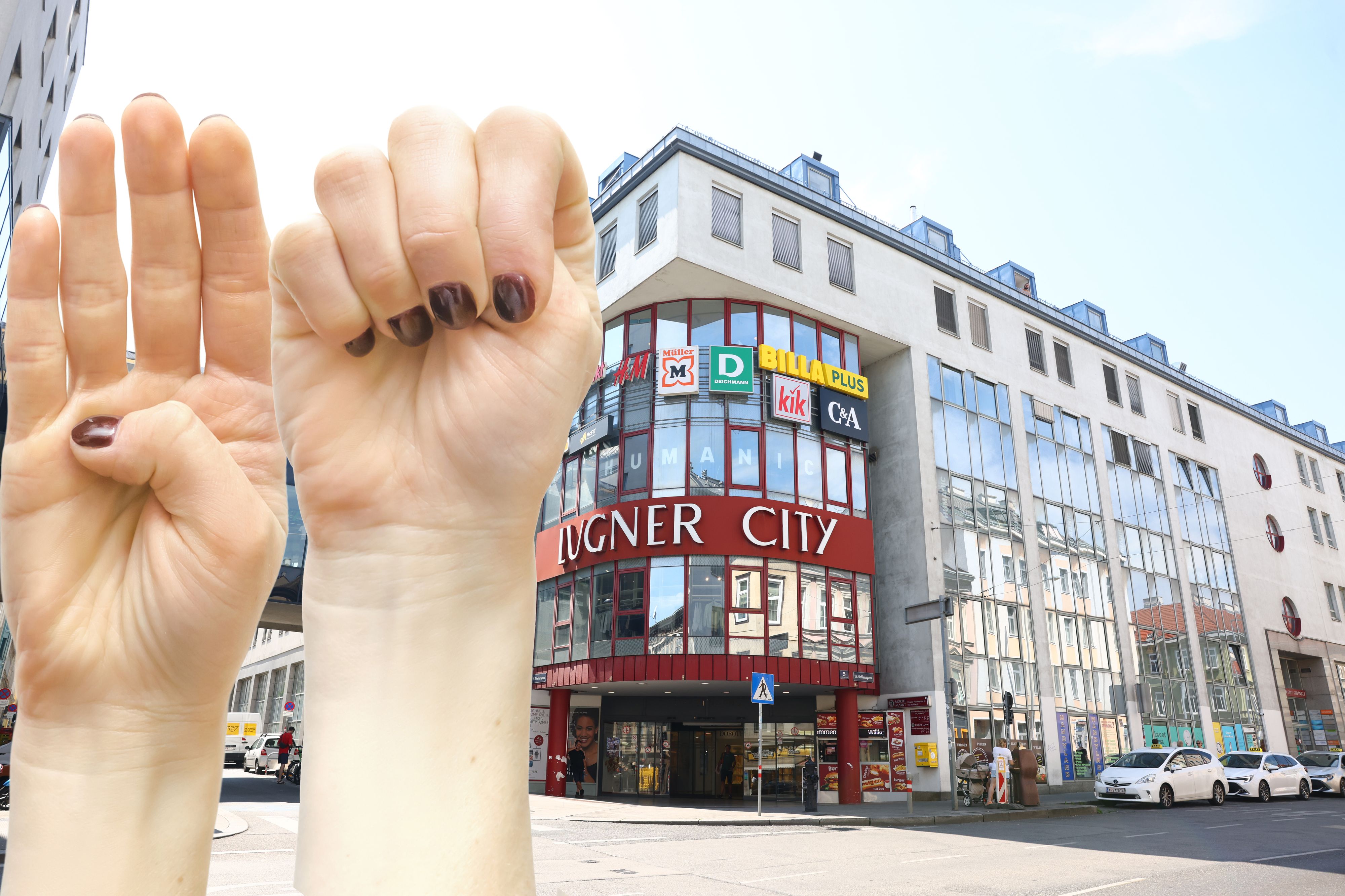 Mädchen rettete Familie mit dem internationalen Handzeichen für Hilfe. 