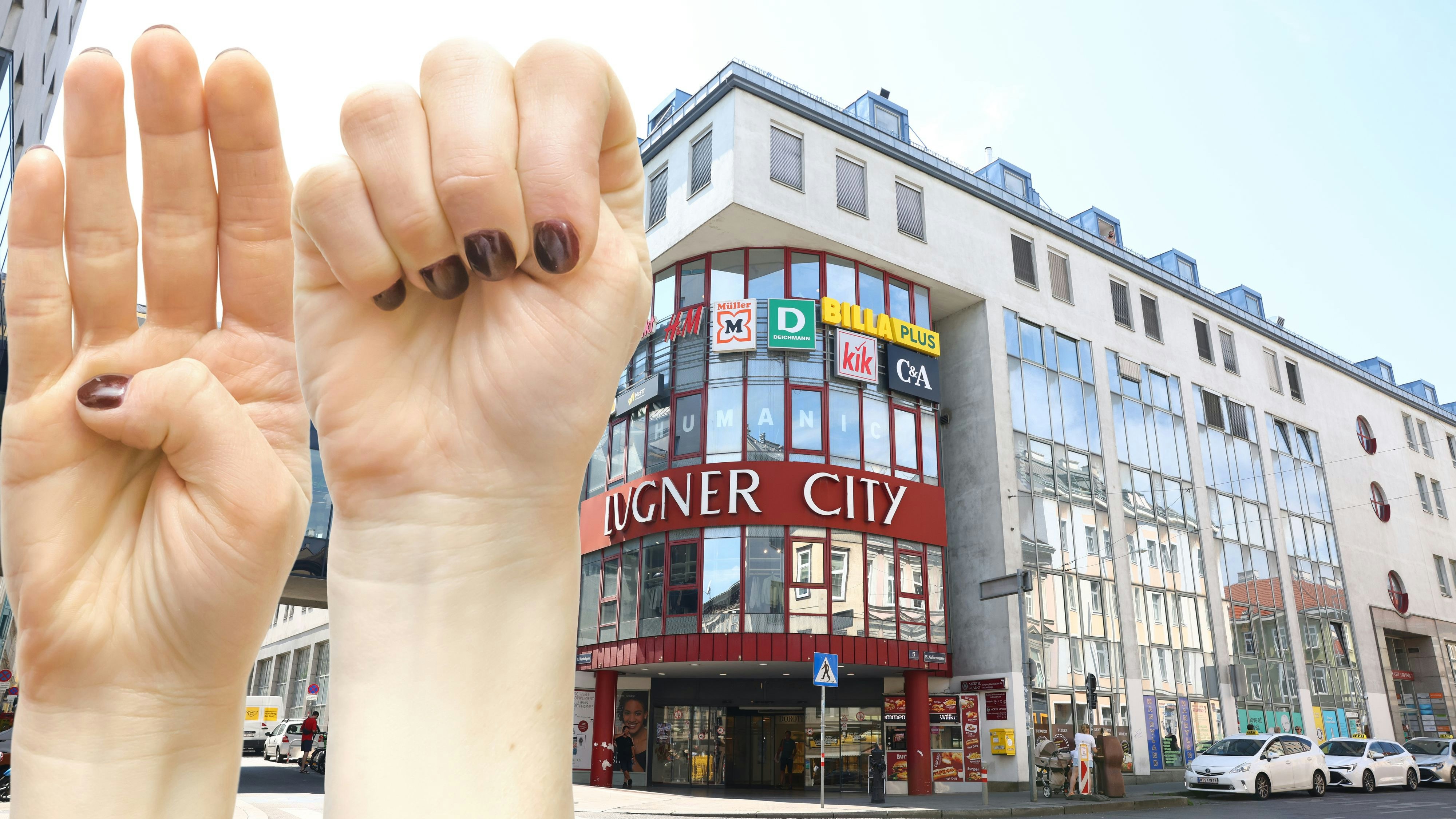 Mädchen rettete Familie mit dem internationalen Handzeichen für Hilfe. 