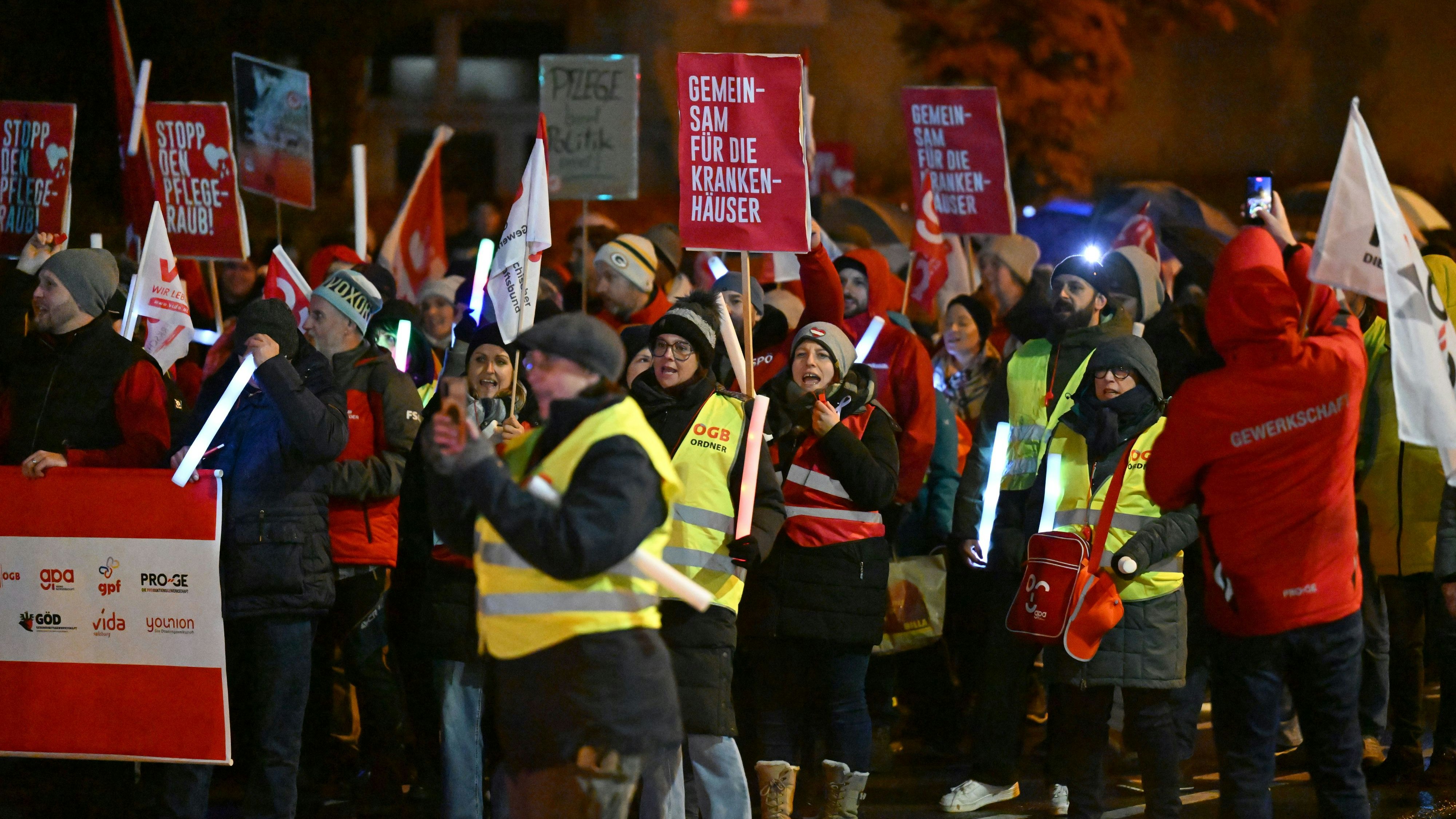 Es gab mehrere Proteste gegen die Streichung des Pflegebonus in Salzburg.