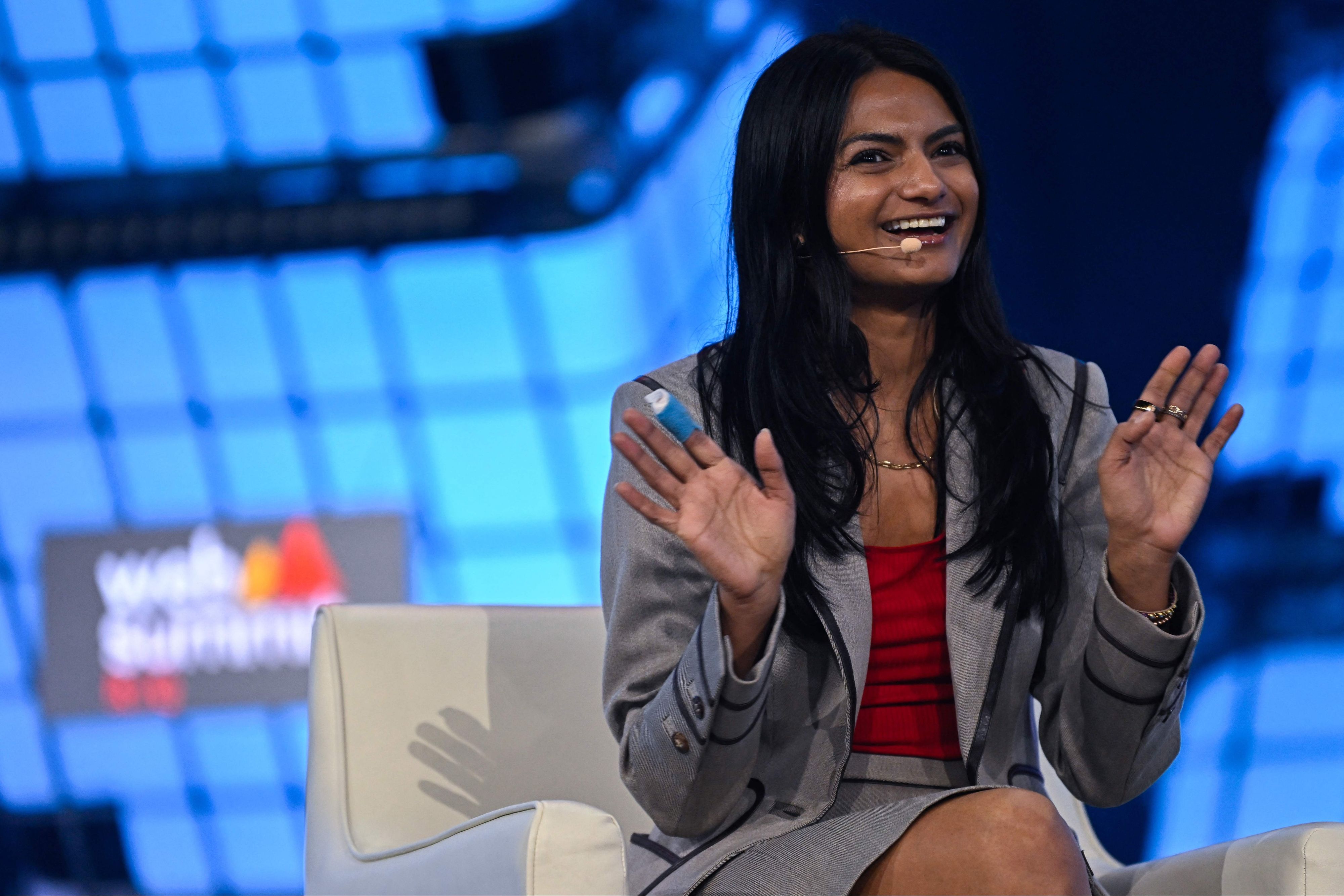 Amrapali Gan, früher bei OnlyFans, startete eine Social-Media-Plattform nur für Erwachsene, auf der KI-generierte Inhalte gekennzeichnet werden