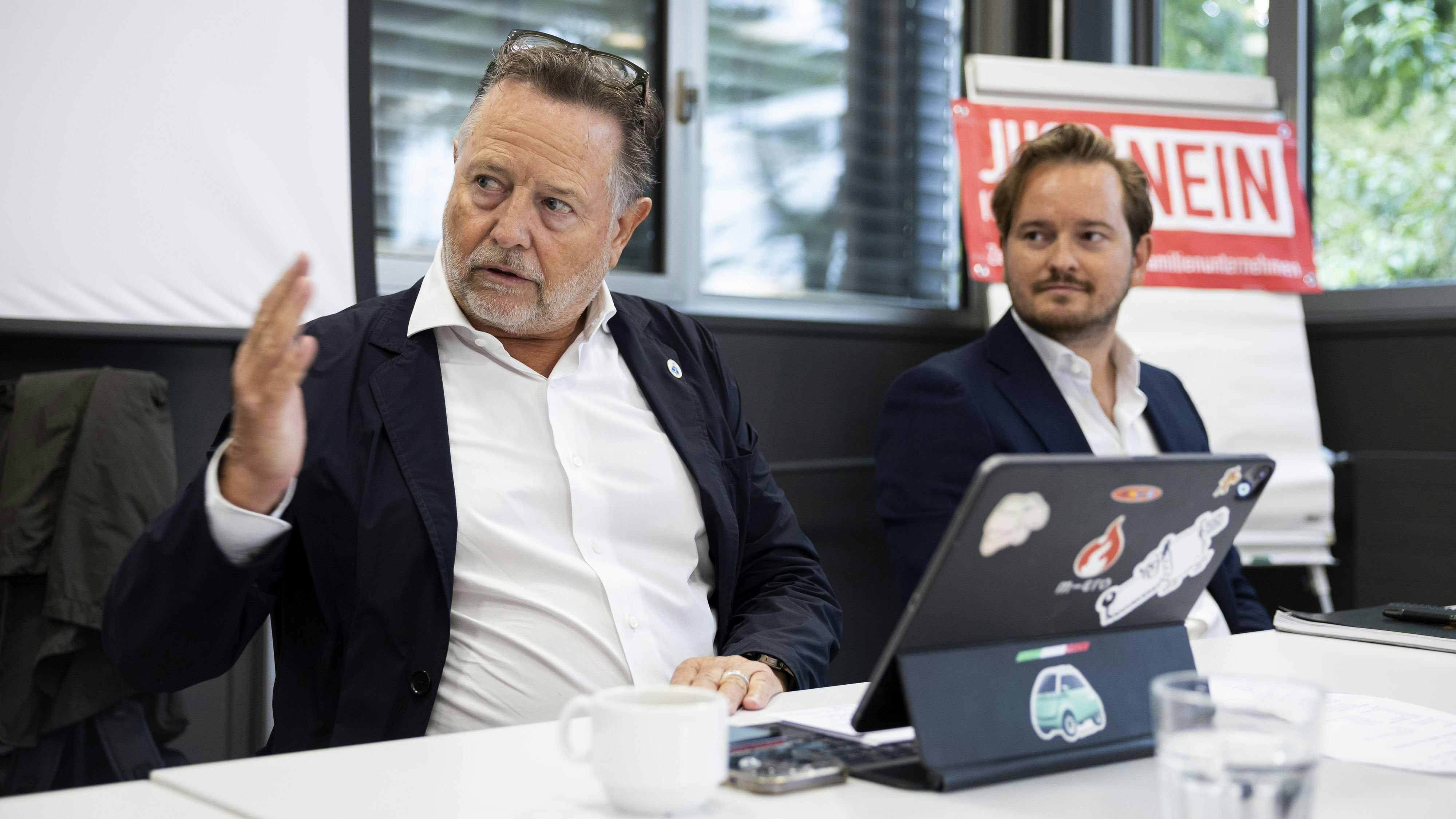 Wim Ouboter, hier mit seinem Sohn Oliver, versprach, „der Schweiz den Stinkefinger zu zeigen”