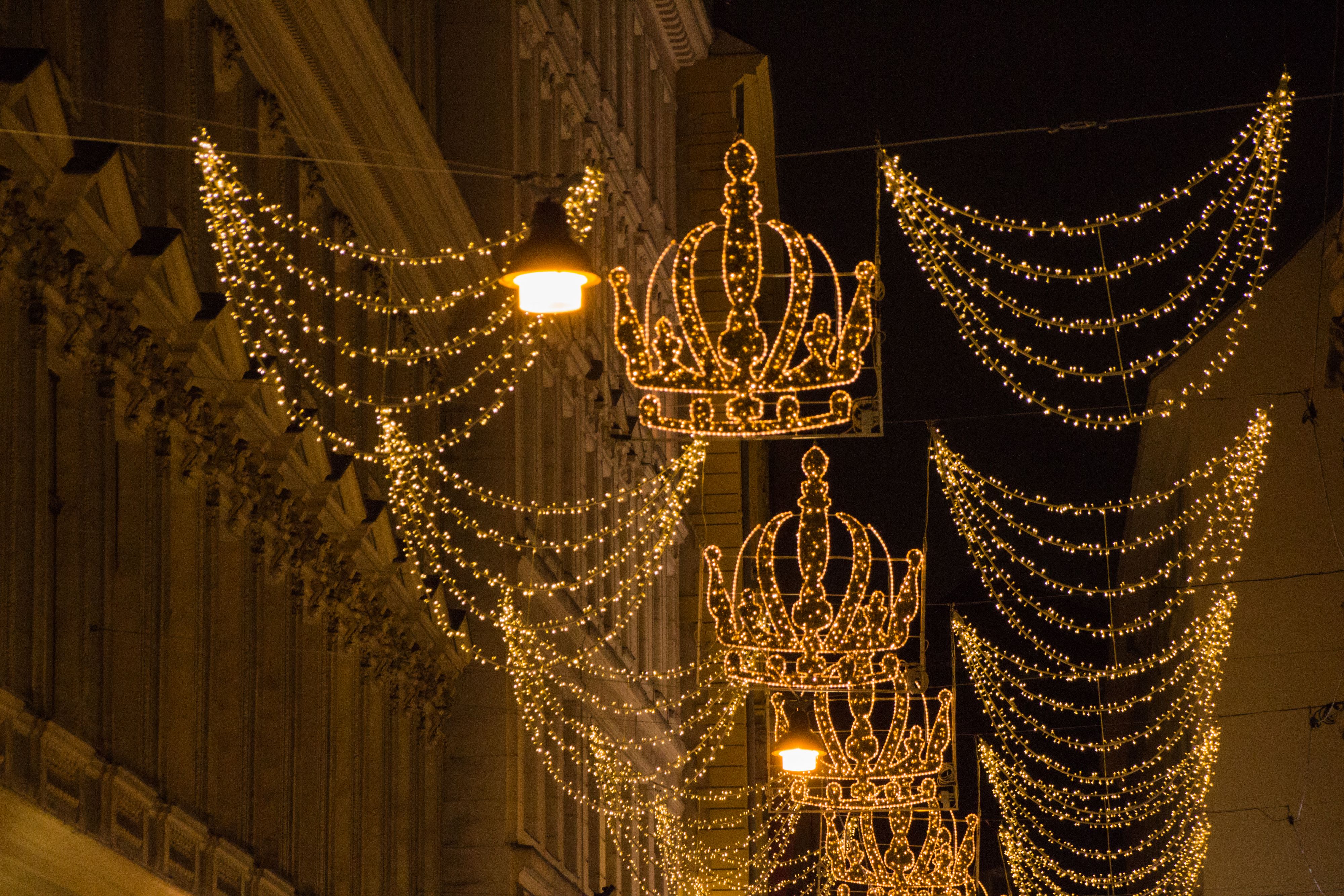 Die Kronbeleuchtung in der Habsburgergasse ist zurück.