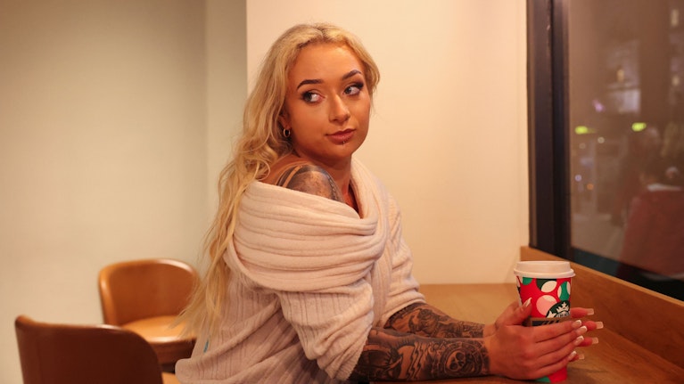 Künstlicher Sex soll der künstlichen Intelligenz endlich zu relevanten Einnahmen verhelfen. Noch im Dezember will OpenAI Erotik auf ChatGPT anbieten. Synthetische Pornografie wird bald das Internet überschwemmen. Welche neuen Gefahren das mit sich bringt.