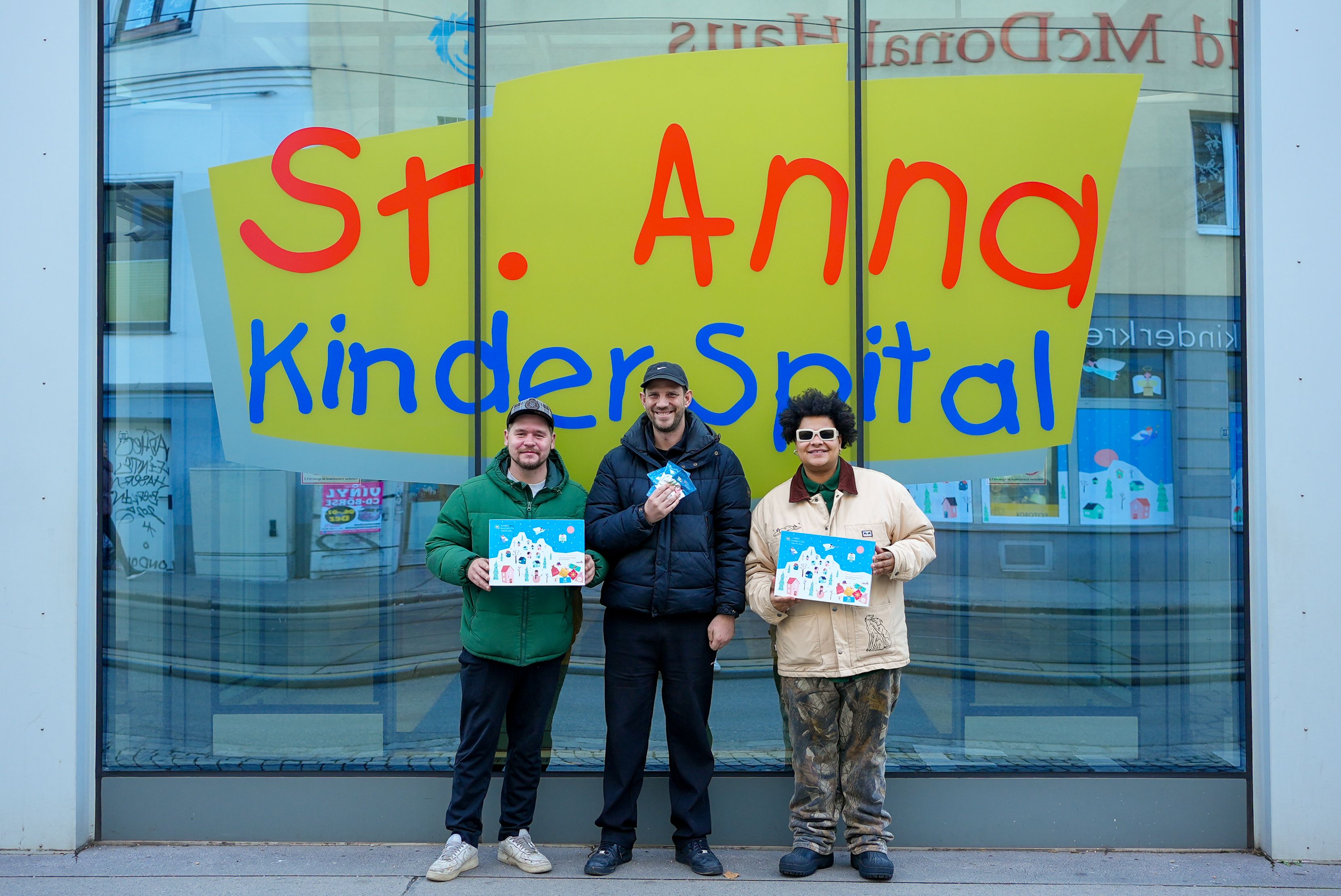 Das DJ Duo MÖWE mit Rene Mulle von der Kinderkrebshilfe bei der Überraschungsaktion.