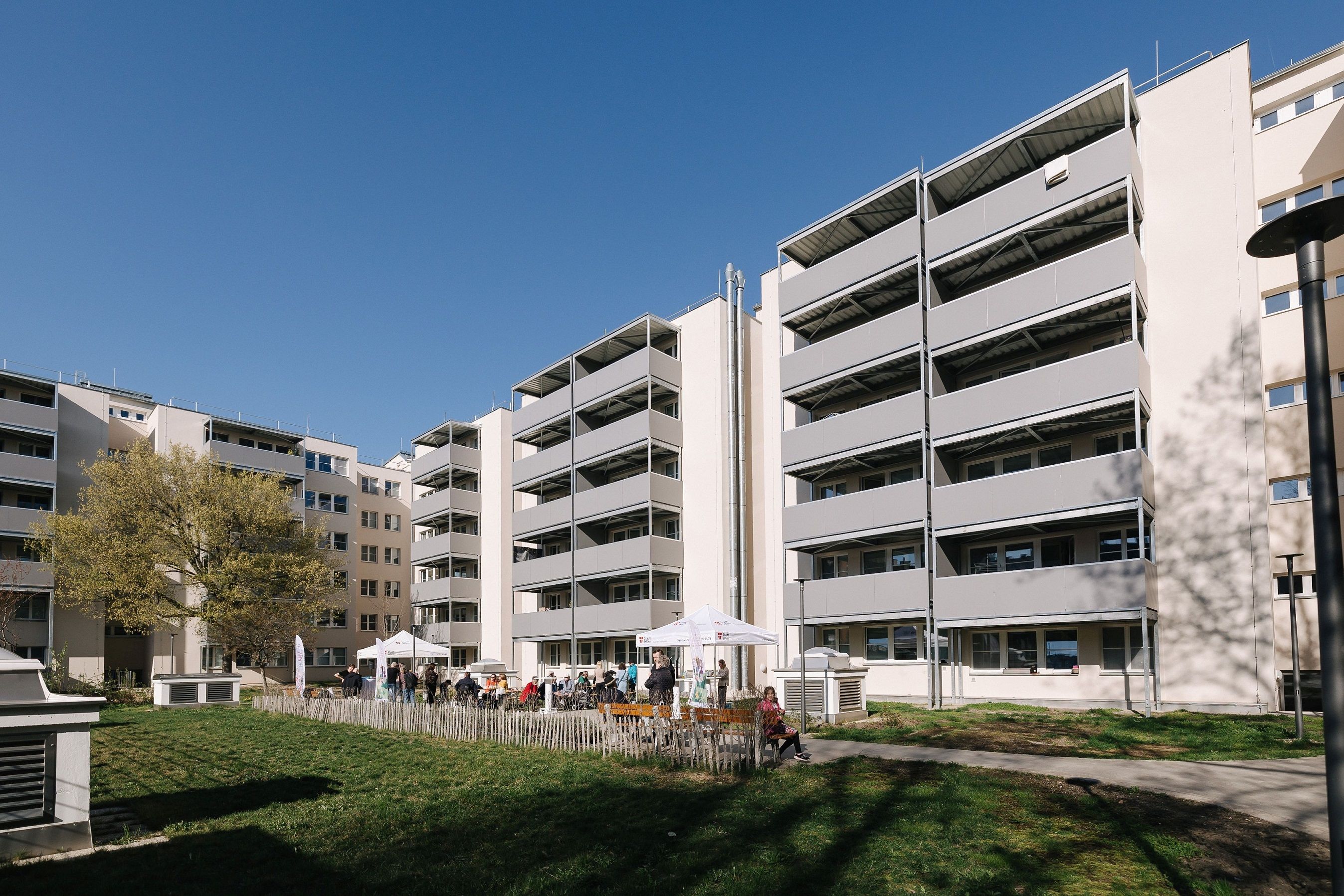 In der Weiglgasse erhielten 79 Wohnungen Balkonzubauten.