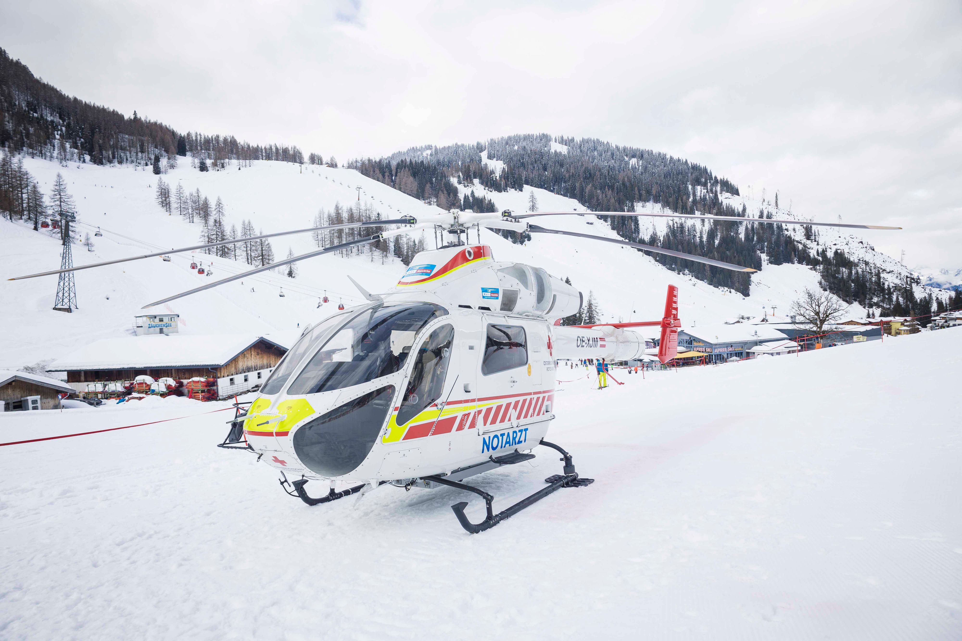 Der 25-Jährige wurde mit dem Notarzthubschrauber ins Spital gebracht.