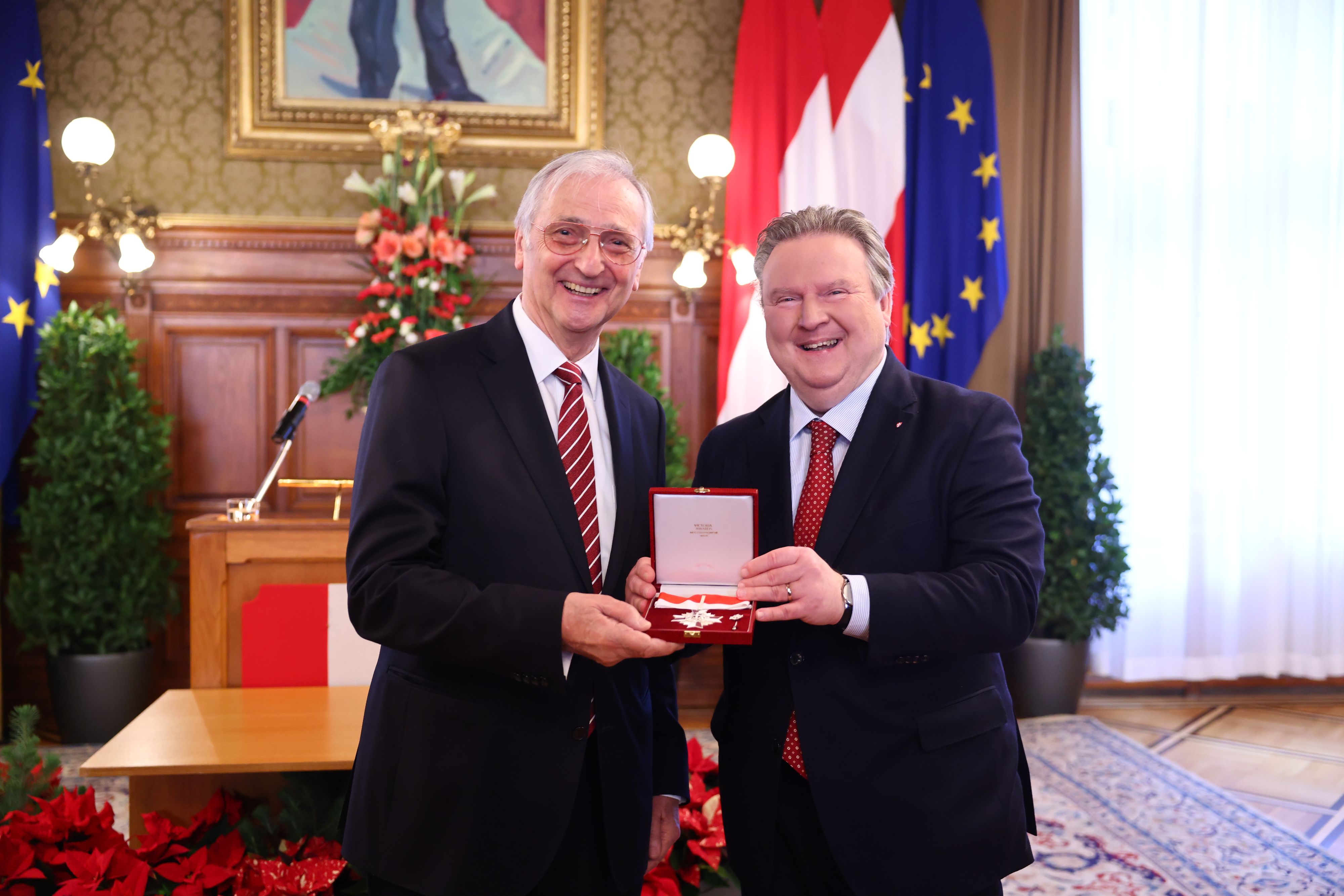 Heute.at - Schweizerhaus-Legende Kolarik mit Orden in Wien geehrt