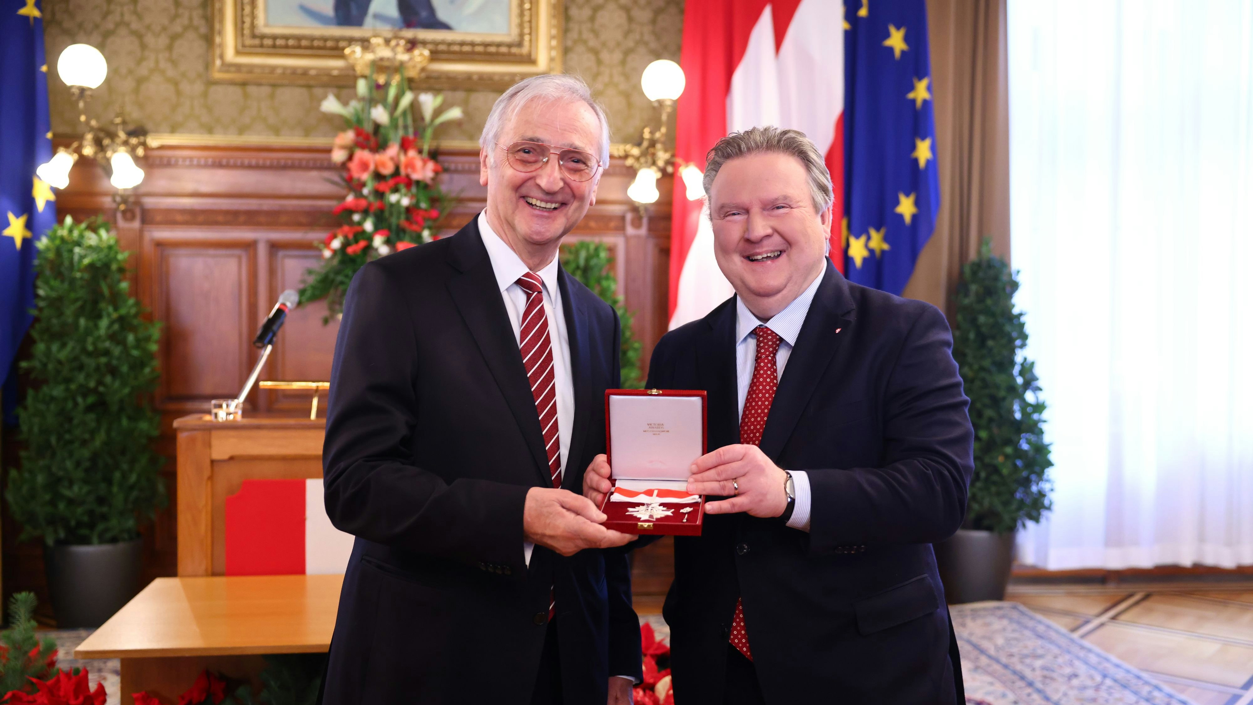 Heute.at - Schweizerhaus-Legende Kolarik mit Orden in Wien geehrt