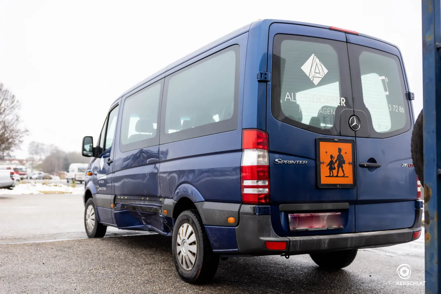 Der Schulbus wurde bei dem Unfall im Bezirk Rohrbach an der Seite beschädigt.