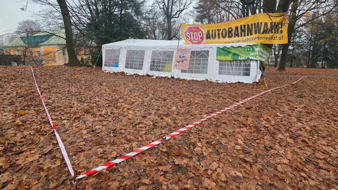 Das Protestcamp im Bergschlößlpark steht direkt über dem feststeckenden Bohrkopf. Die markierte Fläche müsste aufgegraben werden, um ihn wieder herauszuholen.