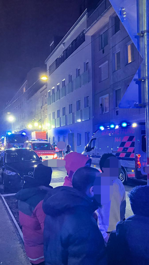 Brand in Wien: Alarmstufe 2 nach Wohnungsbrand in Hernals. Eine Person stirbt, Polizei ermittelt Brandursache. Aktuelle Infos zum Einsatz.