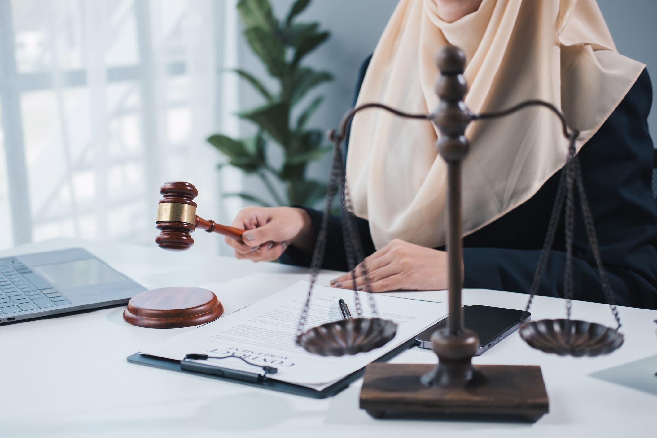 Zur Frage, ob Kopftücher als religiöses Symbol gegen das Neutralitätsgebot der Justiz verstoßen, gibt es keine einheitliche Rechtssprechung in Deutschland und Österreich.