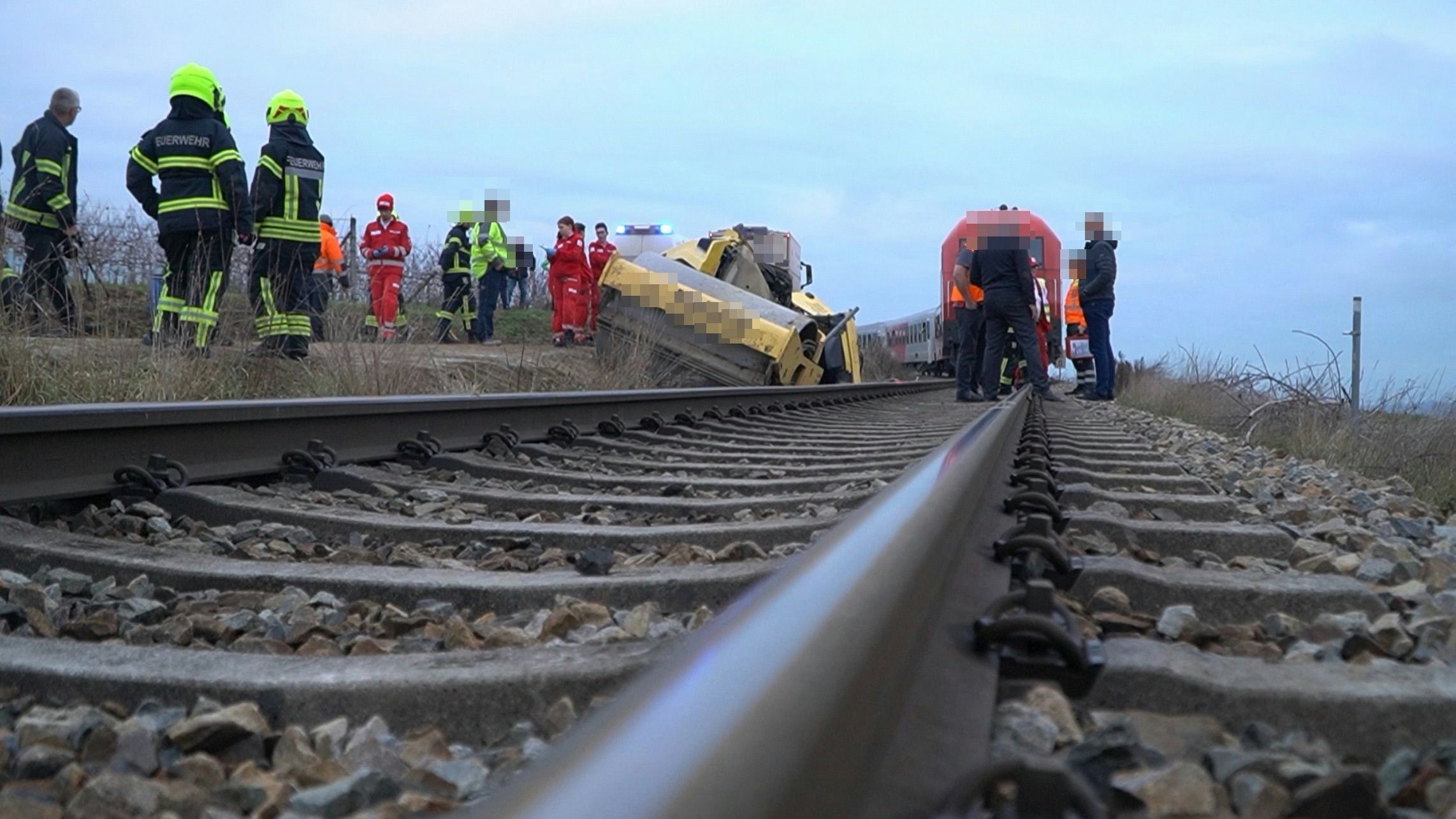 Schwerer Verkehrsunfall zwischen einem Zug und einer Straßenwalze. 