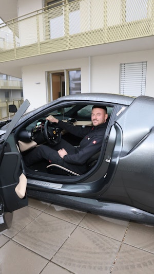 Ferrari 296 GTB in Wien: Luxusauto musste nach spektakulärem Balkon-Parkmanöver auf Anordnung des Bauträgers wieder entfernt werden.