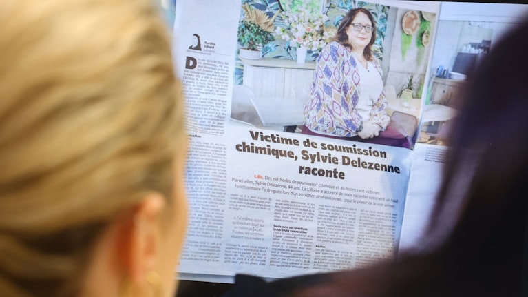 Der Personalchef des Pariser Kulturministeriums soll Bewerberinnen mit heimlich verabreichten Medikamenten gequält und darüber Buch geführt haben. Obwohl er bereits 2019 angeklagt wurde, warten hunderte Opfer noch immer auf den Prozess. Die Hintergründe.