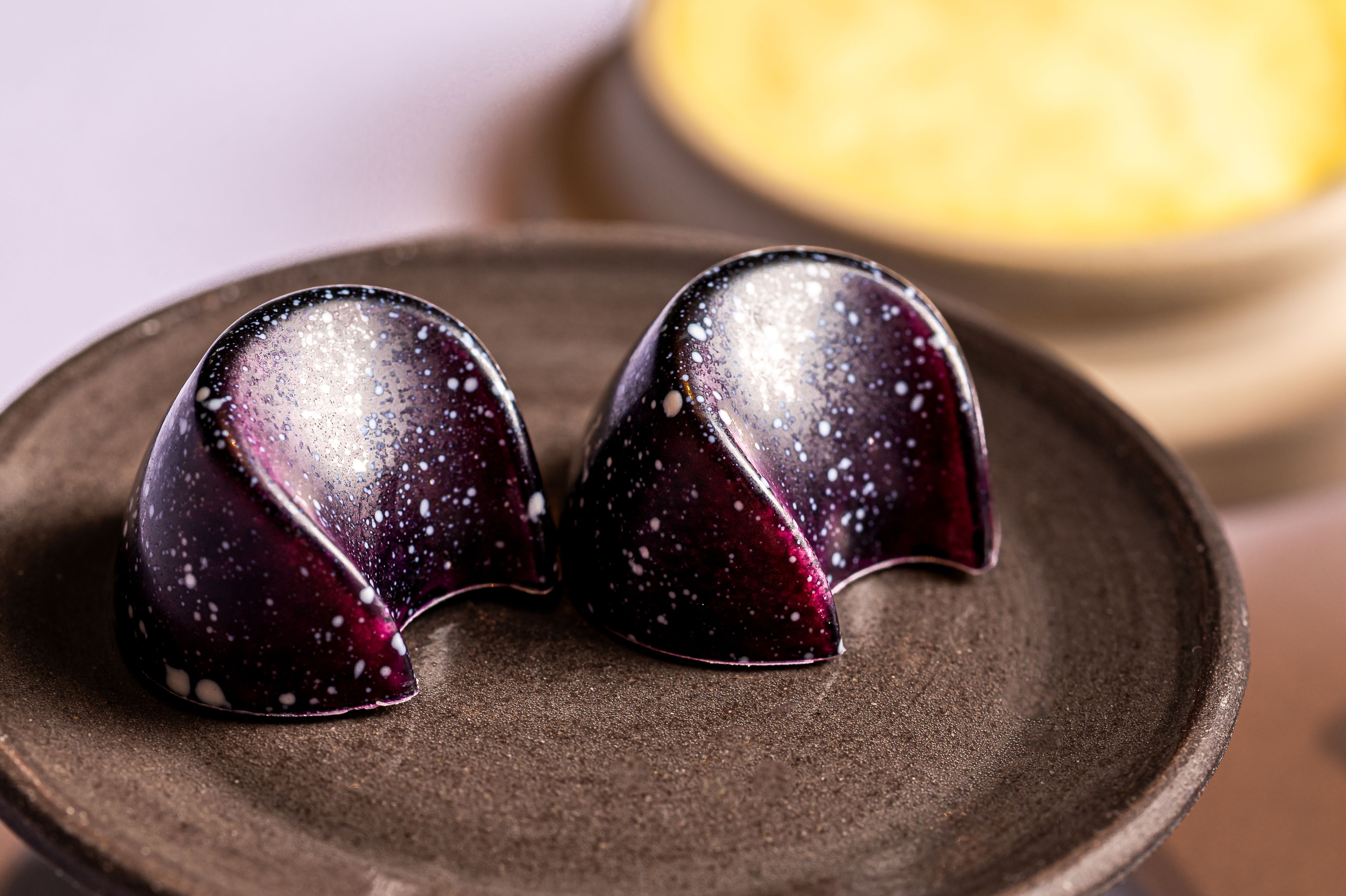 Waldviertler 4-Hauben-Koch bringt Polarlichter auf den Teller: So sehen die Pralinen aus.