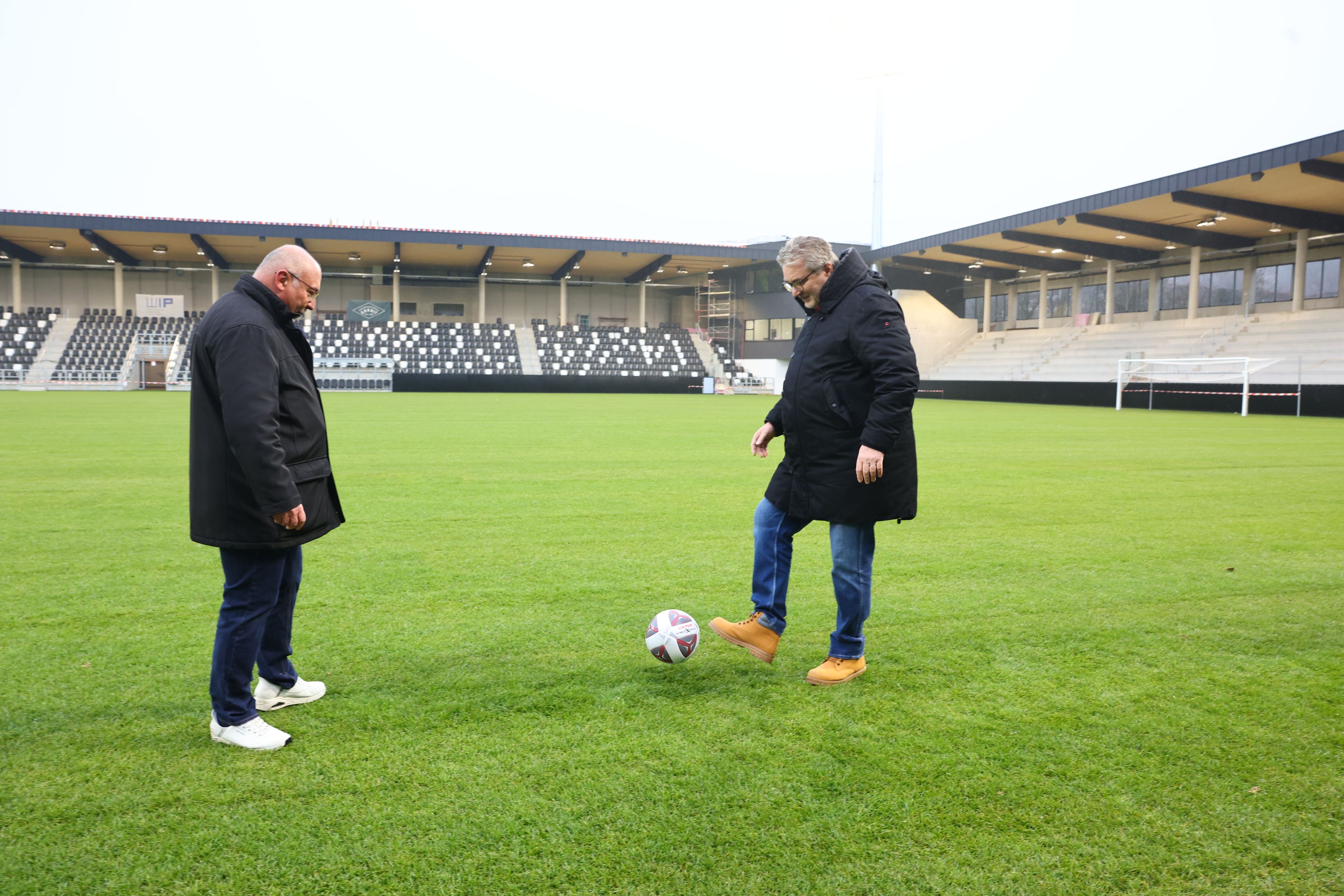 Bezirkschef Peter Jagsch und Sportstadtrat Peter Hacker (SP) am neuen Sportclub Platz in Hernals. 
