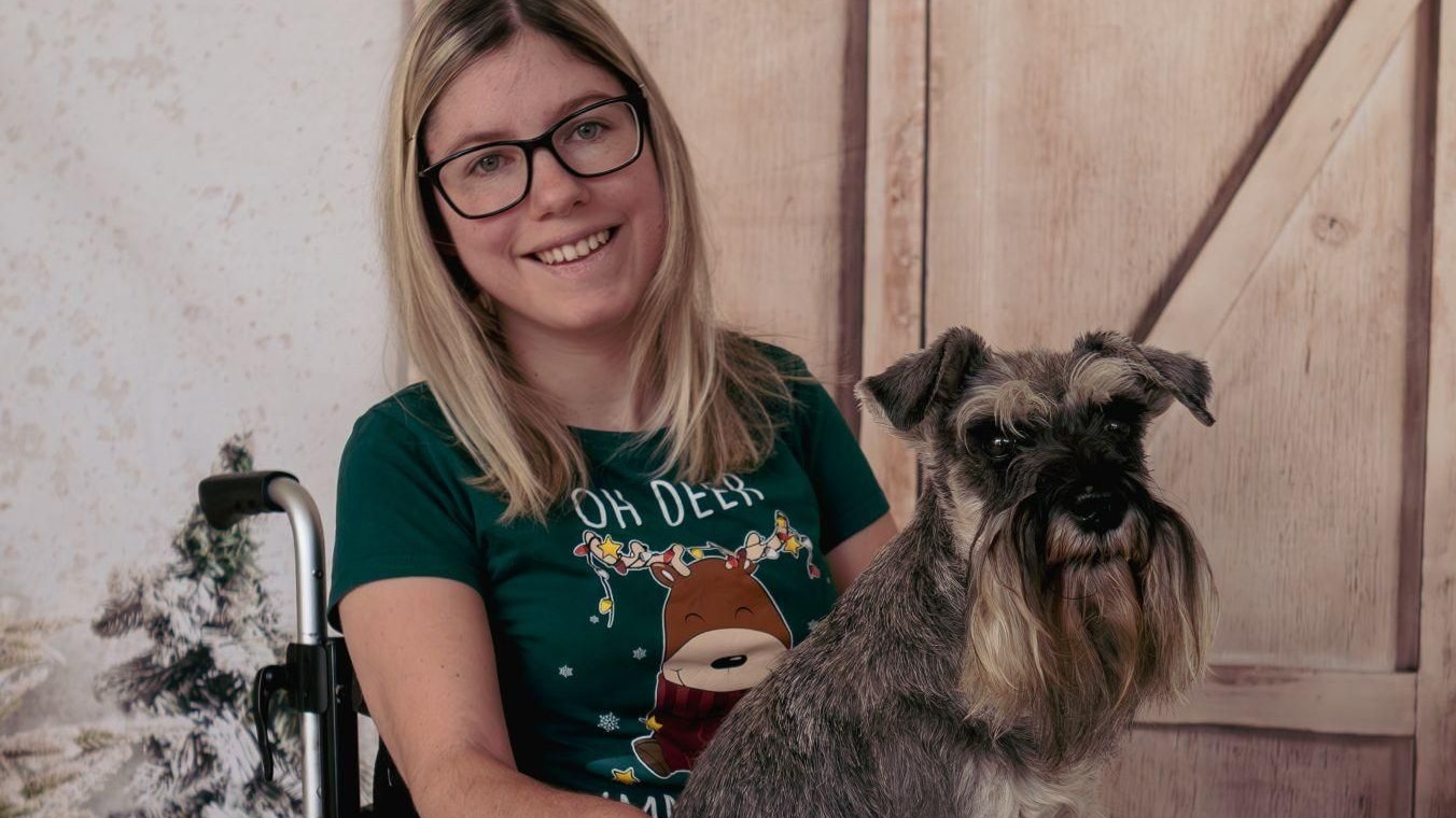 Nina ist von Geburt an gelähmt, sitzt im Rollstuhl.