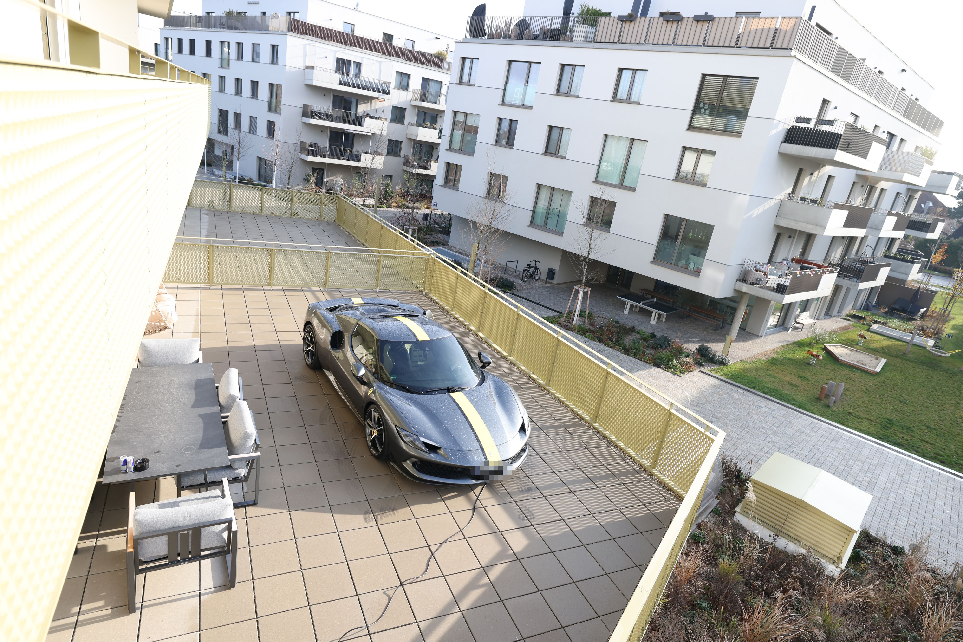 Unglaublich, aber wahr: In Wien-Floridsdorf steht ein Luxus-Ferrari auf einem Balkon.